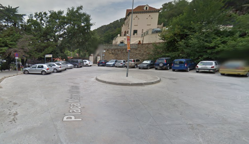 La plaça Major del Rectoret, al costat de l'estació de les Planes 