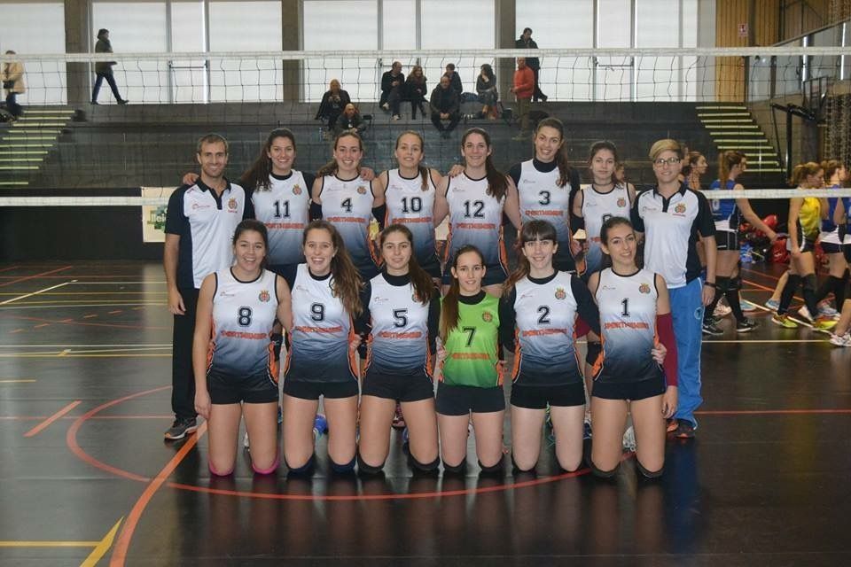 La selecció juvenil de Barcelona 3, amb 10 jugadores del DSC CV Sant Cugat i el tècnic Leo Passerine. FOTO: Cedida