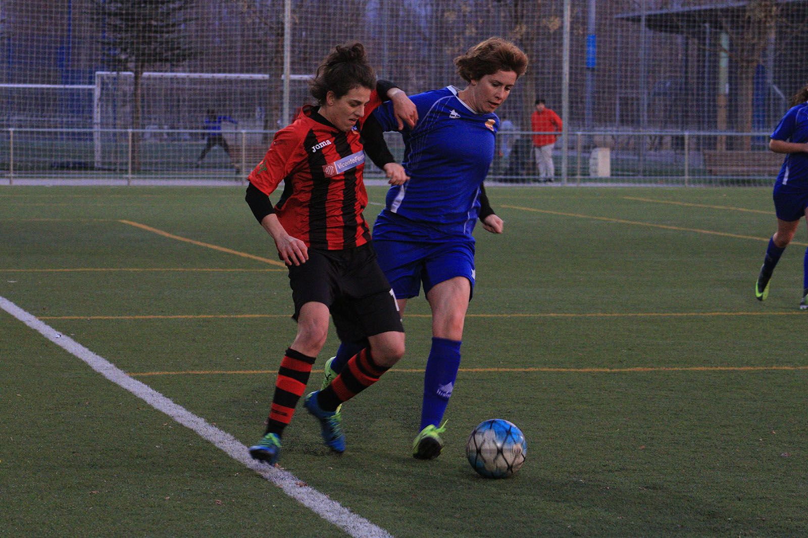 Sil, en una acció del partit amb Sara, del Santboià FC. FOTO: Lali Álvarez