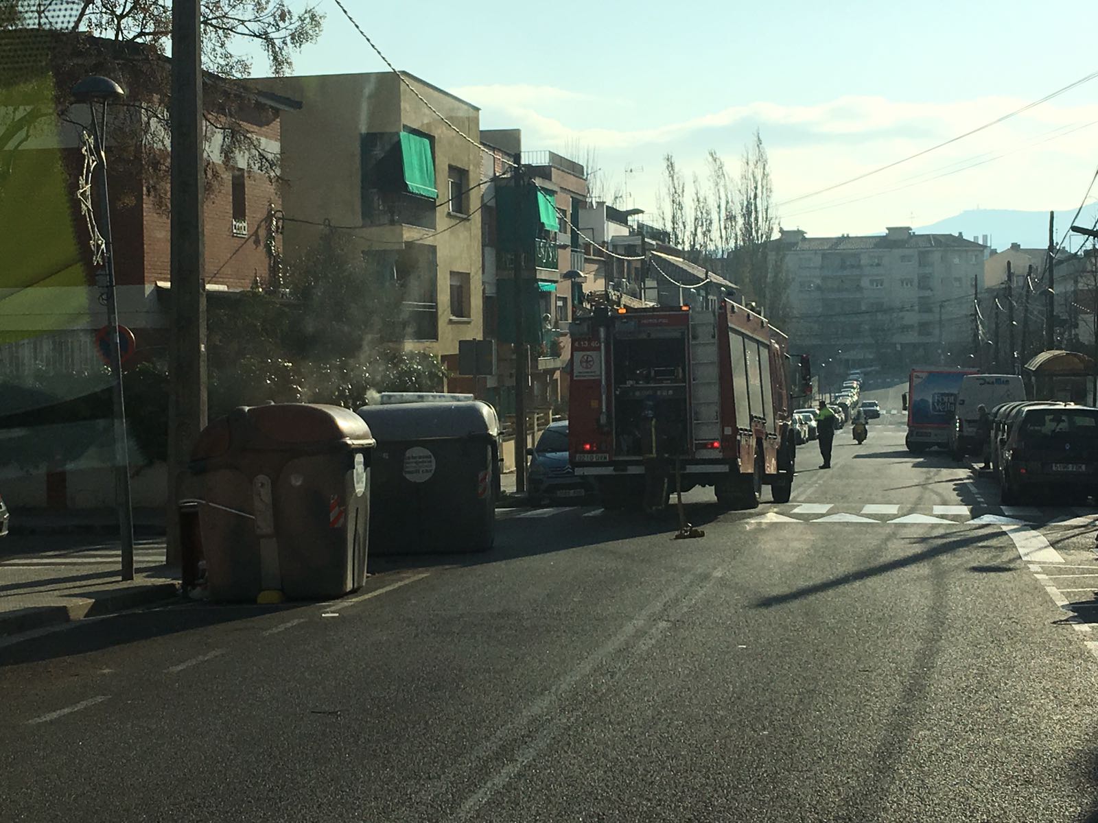 Els Bombers treballant per apagar el foc FOTO: Cedida 