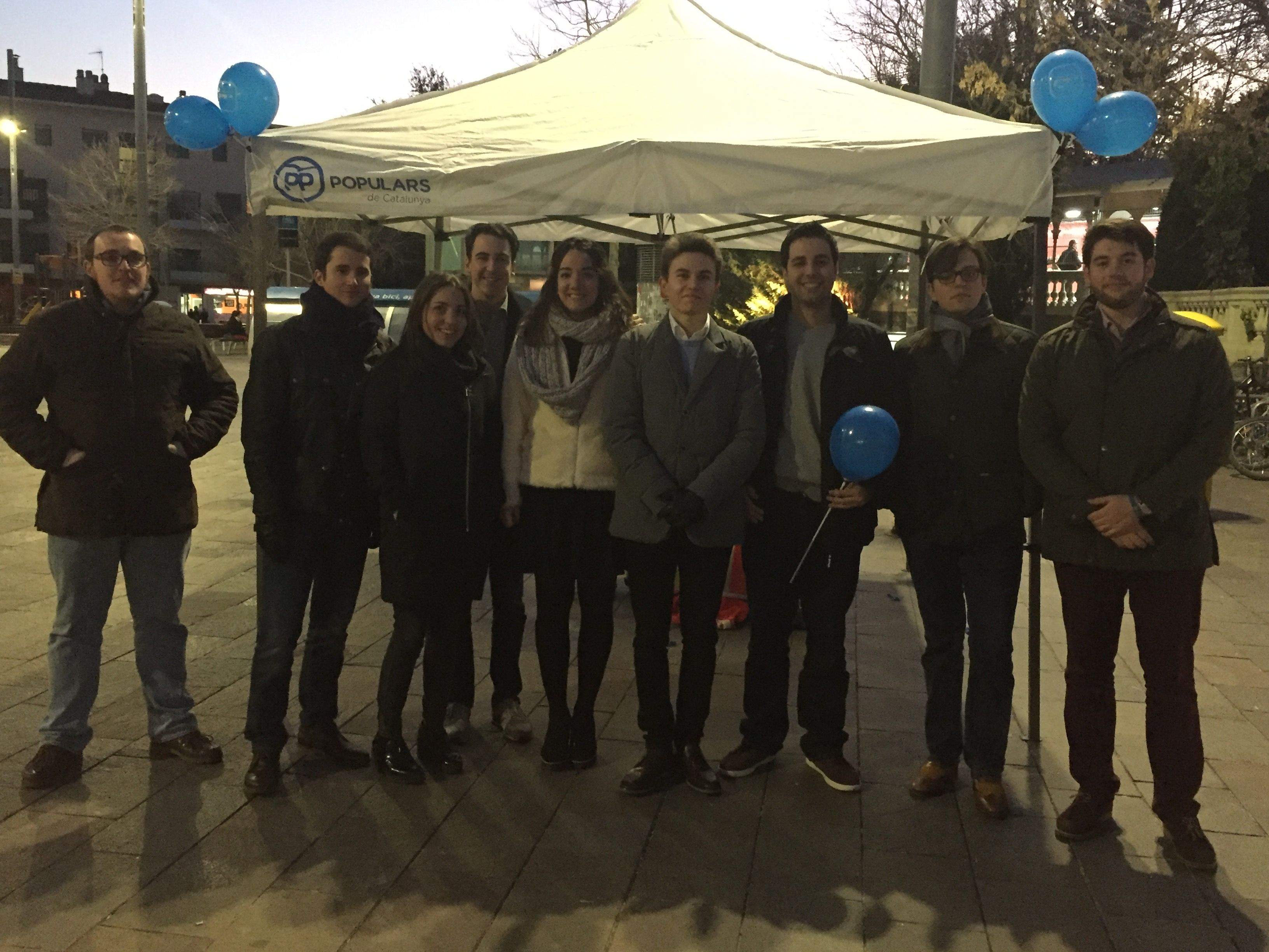 La carpa de Noves Generacions del PP s'ha instal·lat a la plaça de Lluís Millet  FOTO: C. Caballé