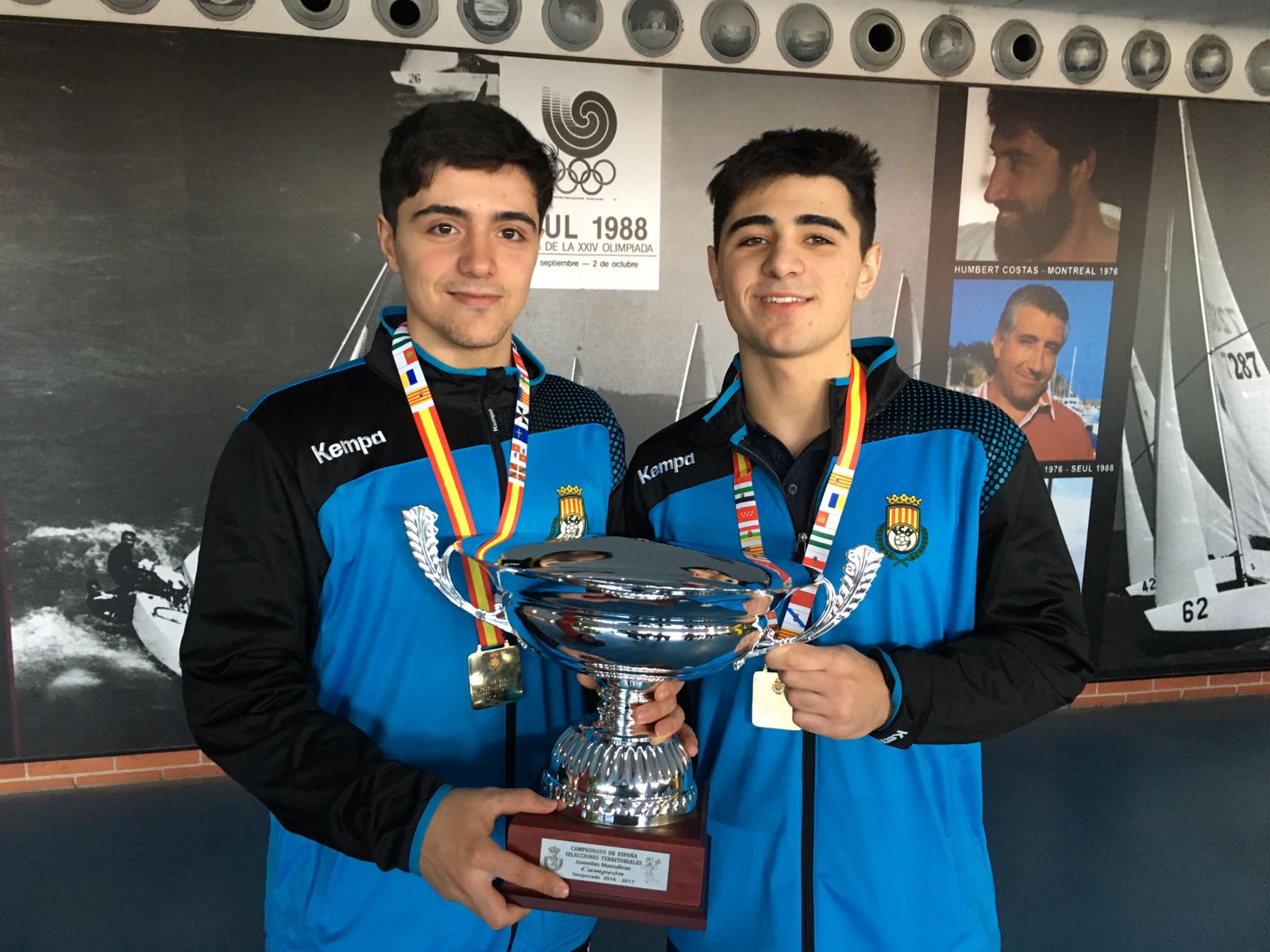 Jordi Sancho i Mikel Rubiño amb el trofeu. FOTO: Cedida