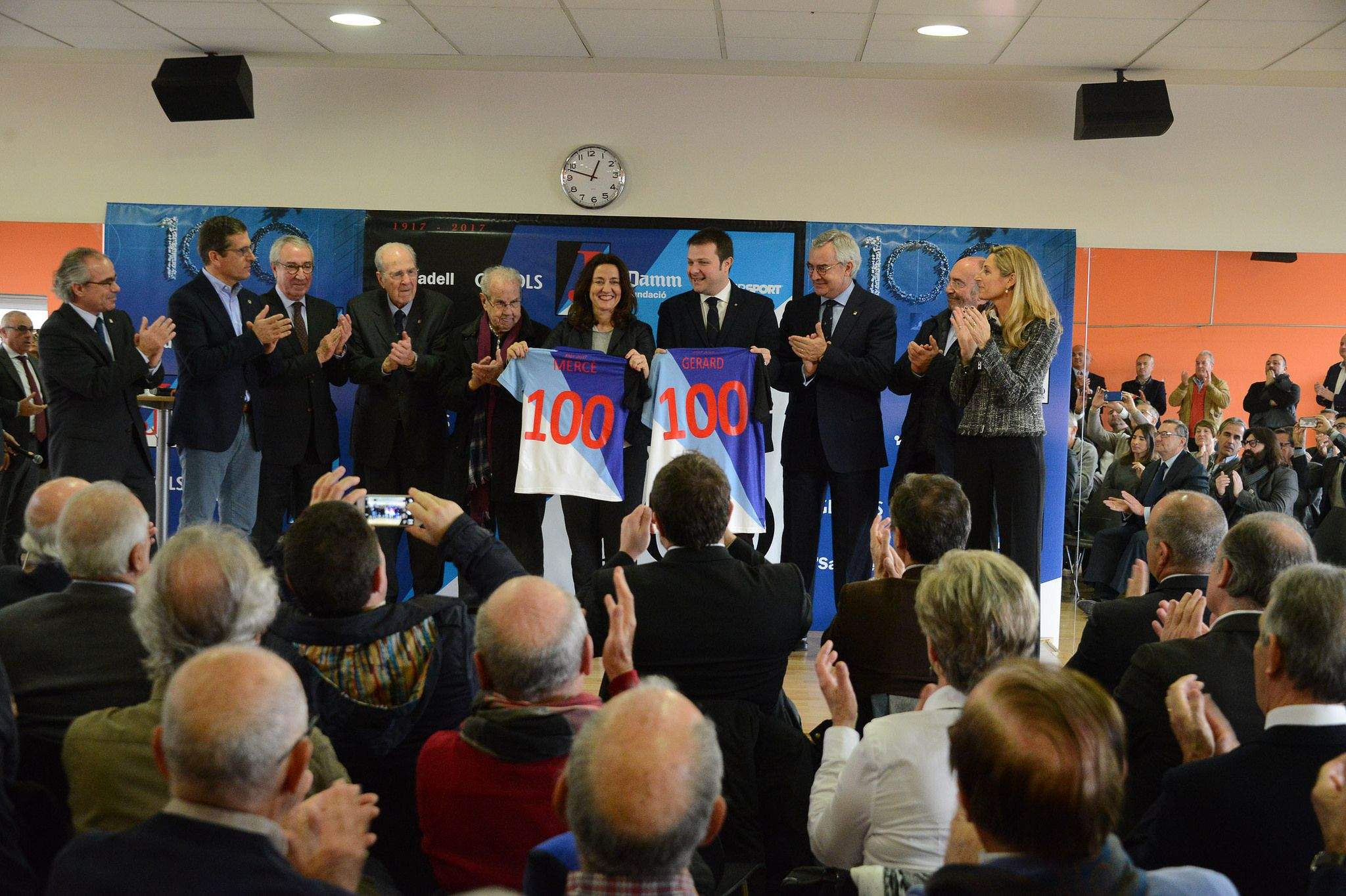 Mercè Conesa i Gerard Figueras han rebut la samarreta del centenari personalitzada. FOTO: Localpres