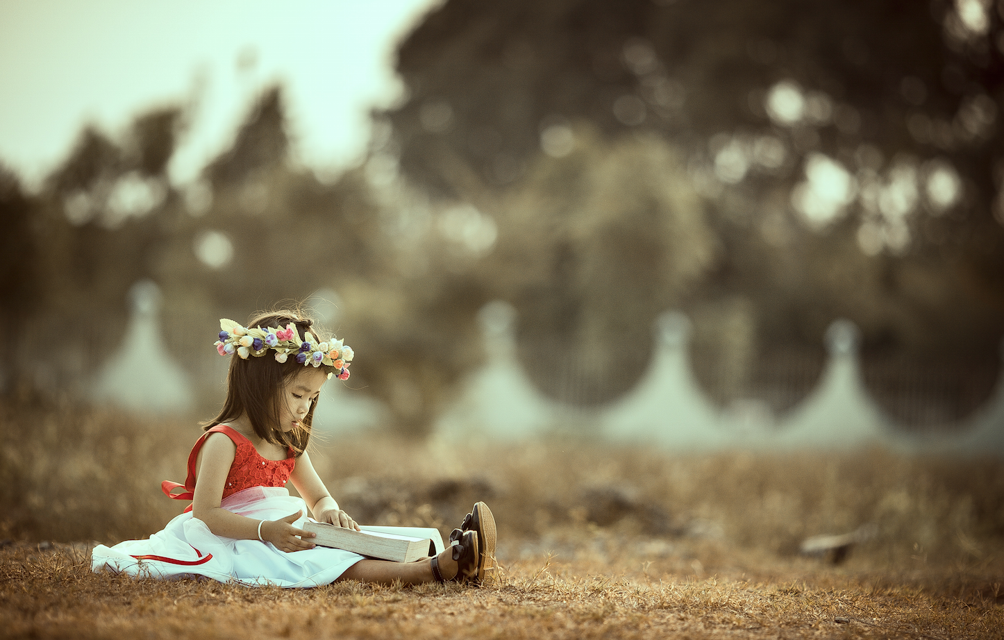 Una nena llegeix solitàriament FOTO: Cedida