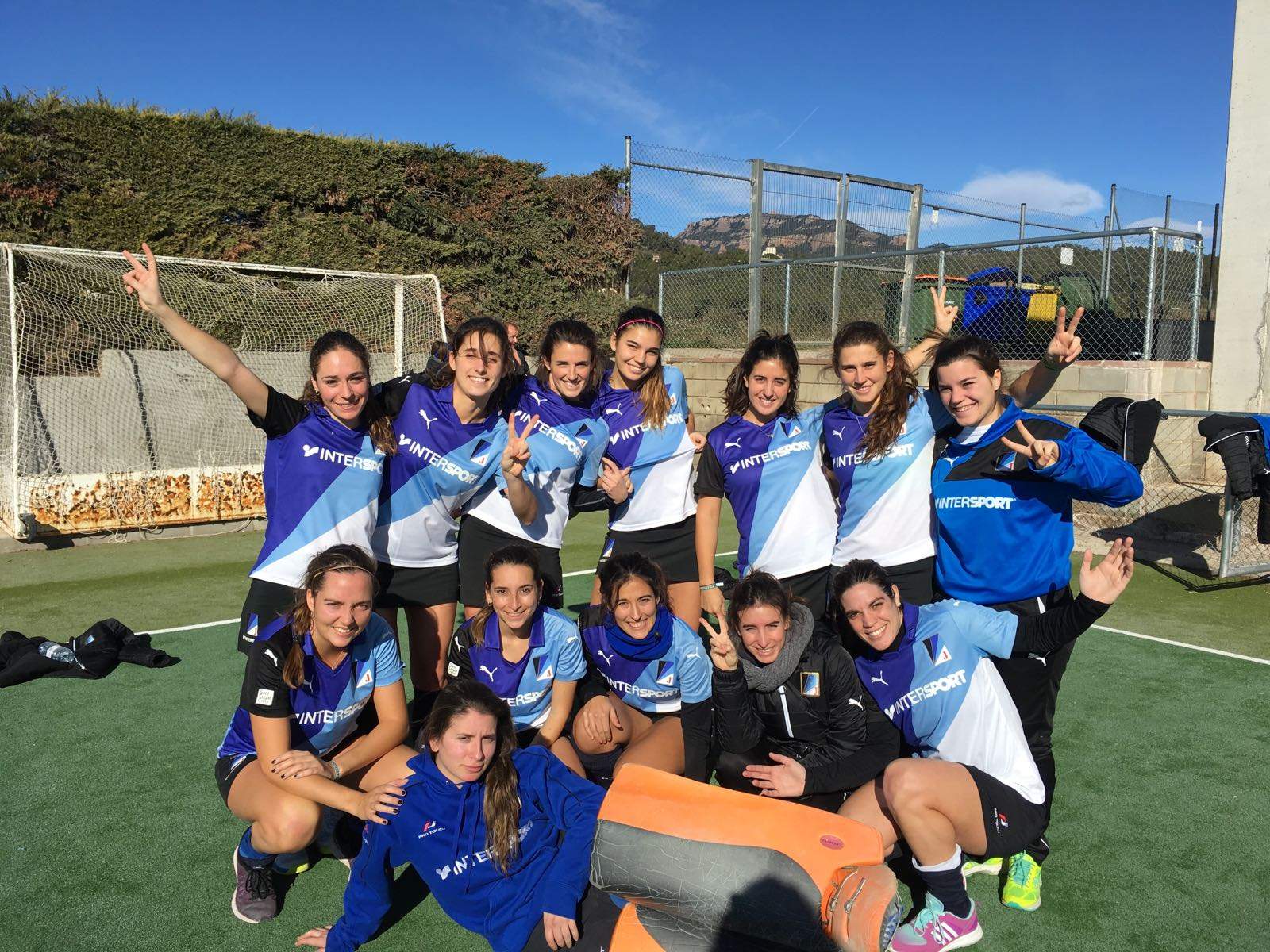 El Junior FC femení celebrant la classificació per a les semifinals del Campionat de Catalunya d'hoquei sala. FOTO: Junior FC DHF