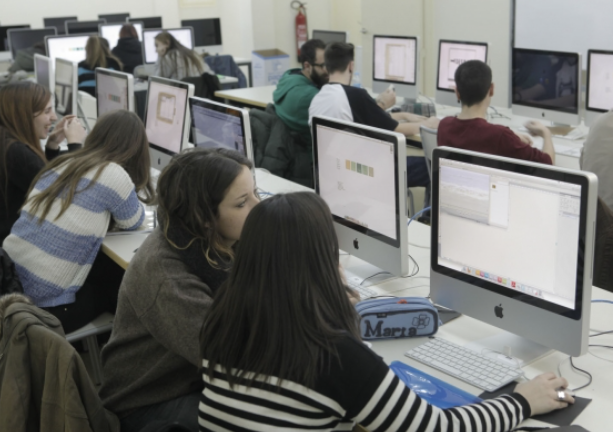 Estudiants de l’escola d’Art en una aula d’informàtica FOTO: Artur Ribera