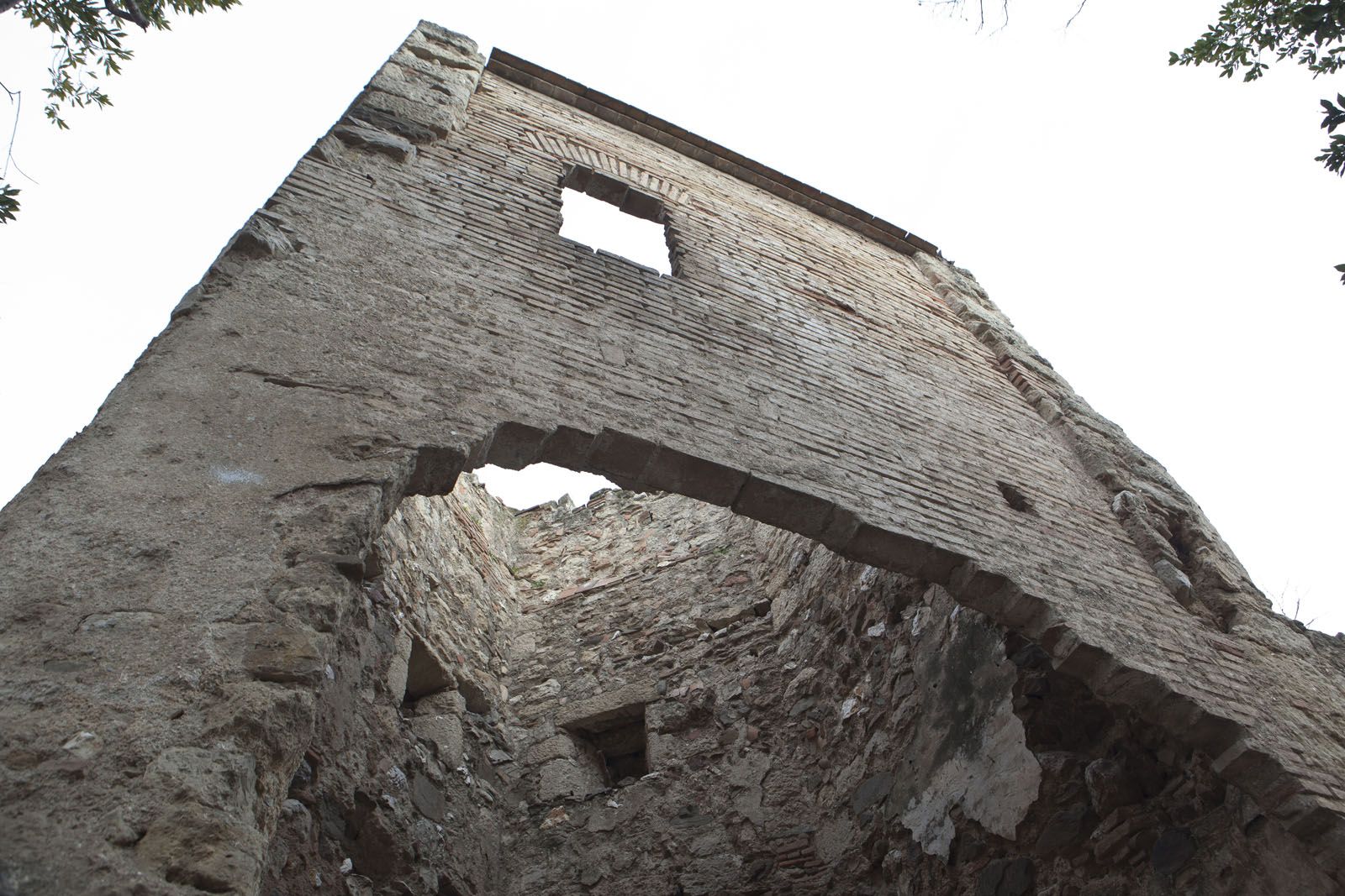 Els treballs es fan a la muralla est del Monestir FOTO: Artur Ribera