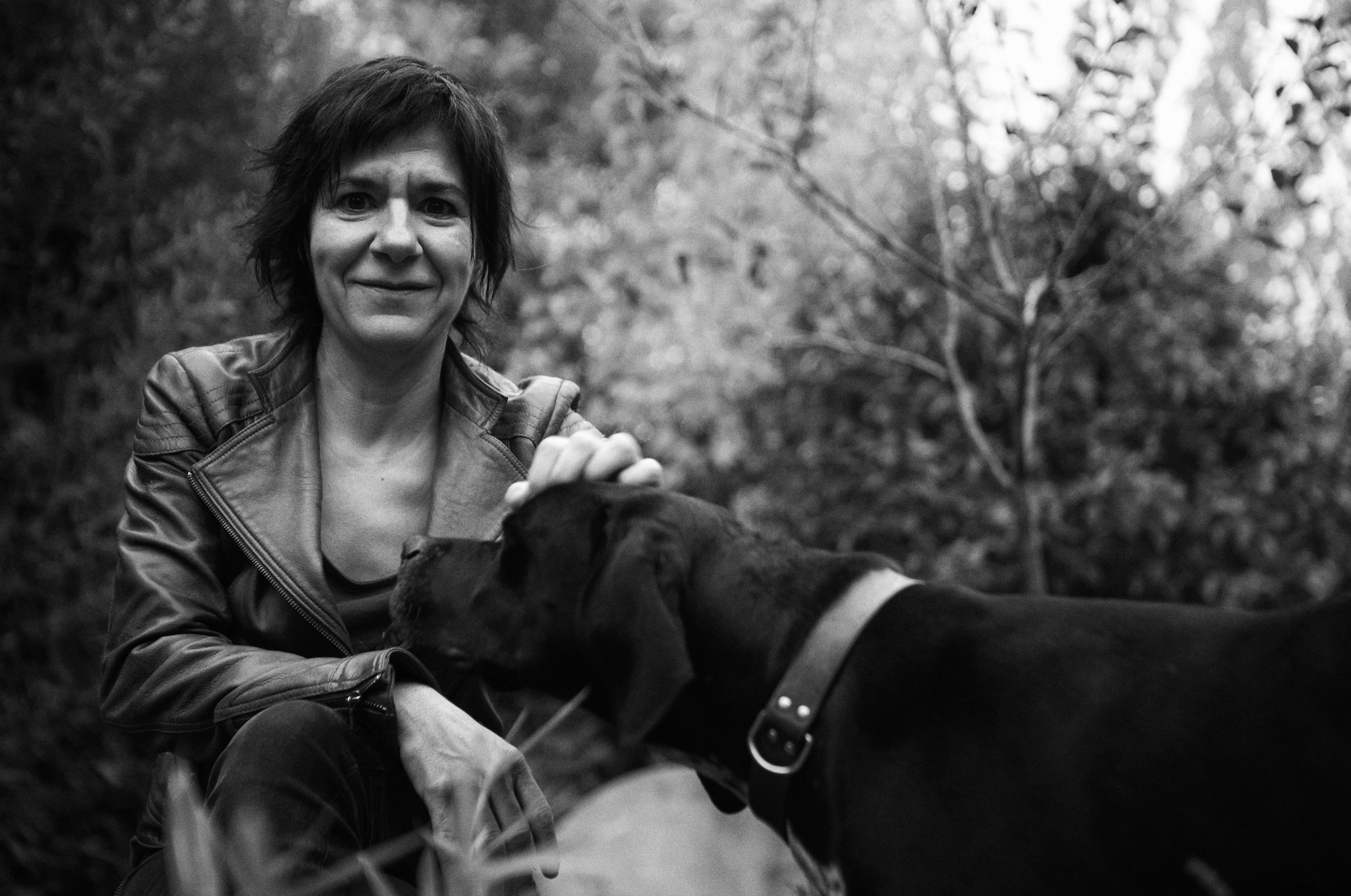 Empar Moliner al jardí de casa seva FOTO; Artur Ribera