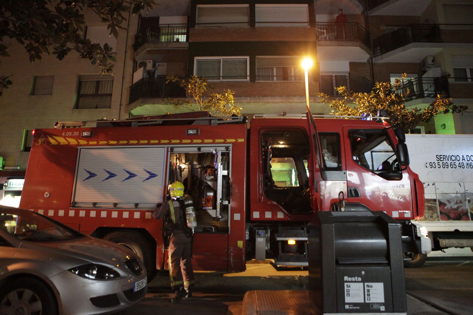 El foc s'ha declarat a l'avinguda de Cerdanyola. FOTO: Artur Ribera