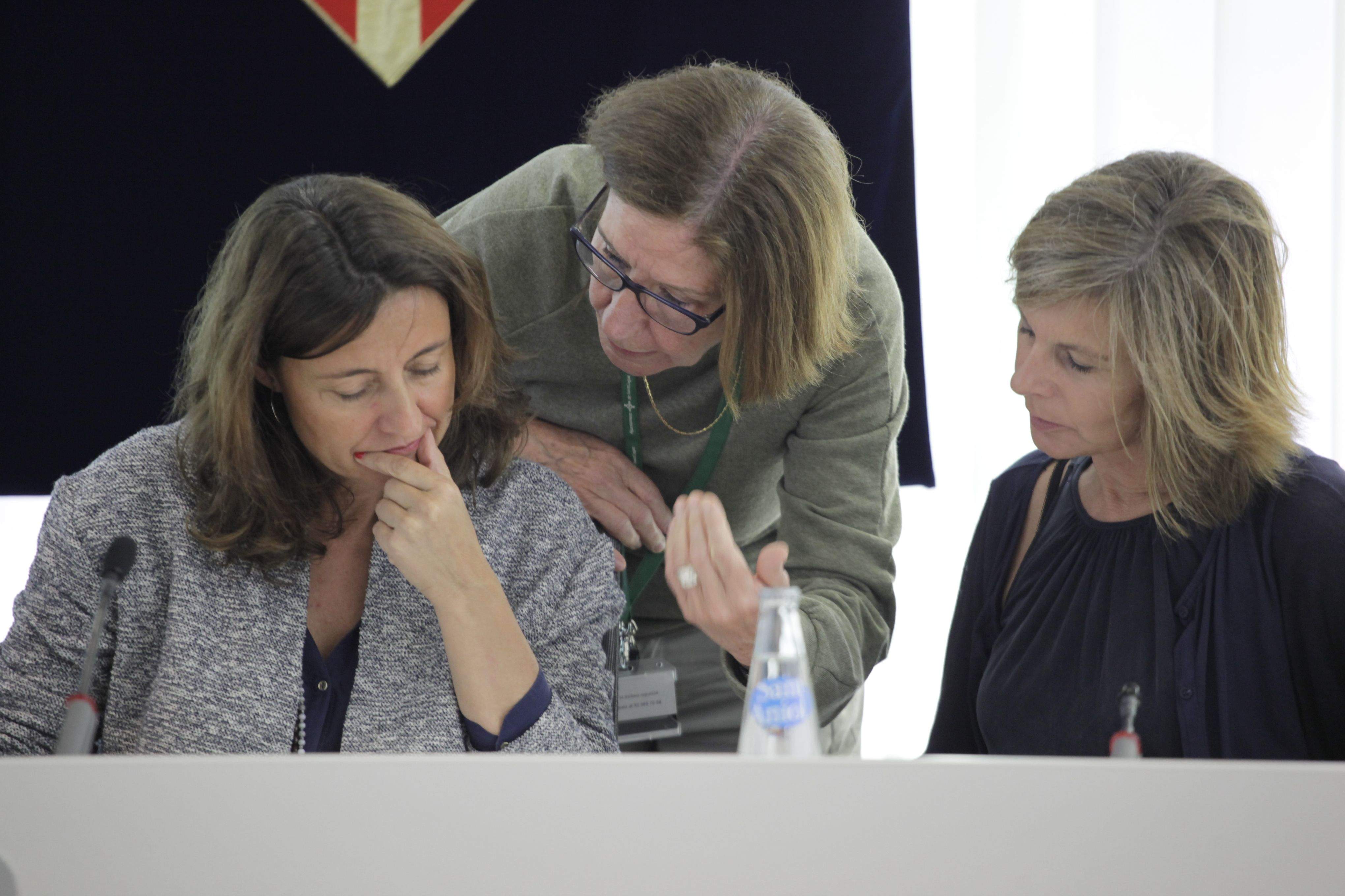 La regidora de l'oposició Roser Casamitjana, de peu, parlant amb l'alcaldessa de Sant Cugat FOTO: Artur Ribera