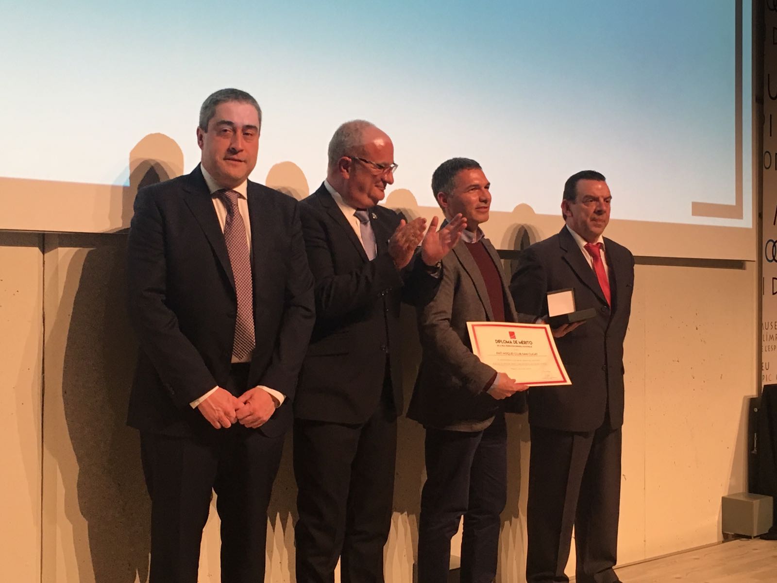 Keko Marzá, en el moment que rep la distinció de la Federació Espanyola de Patinatge. FOTO: RFEP