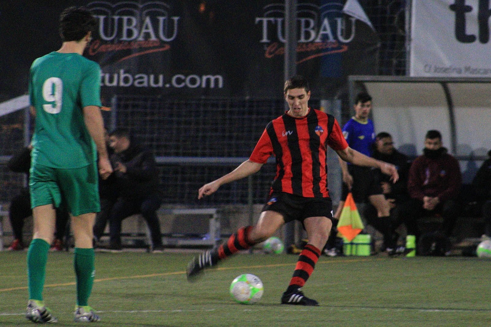 El defensa central Lluís ha fet l'empat a 2 gols, quan el Sant Cugat Esport FC jugava amb un jugador menys. FOTO: Lali Álvarez