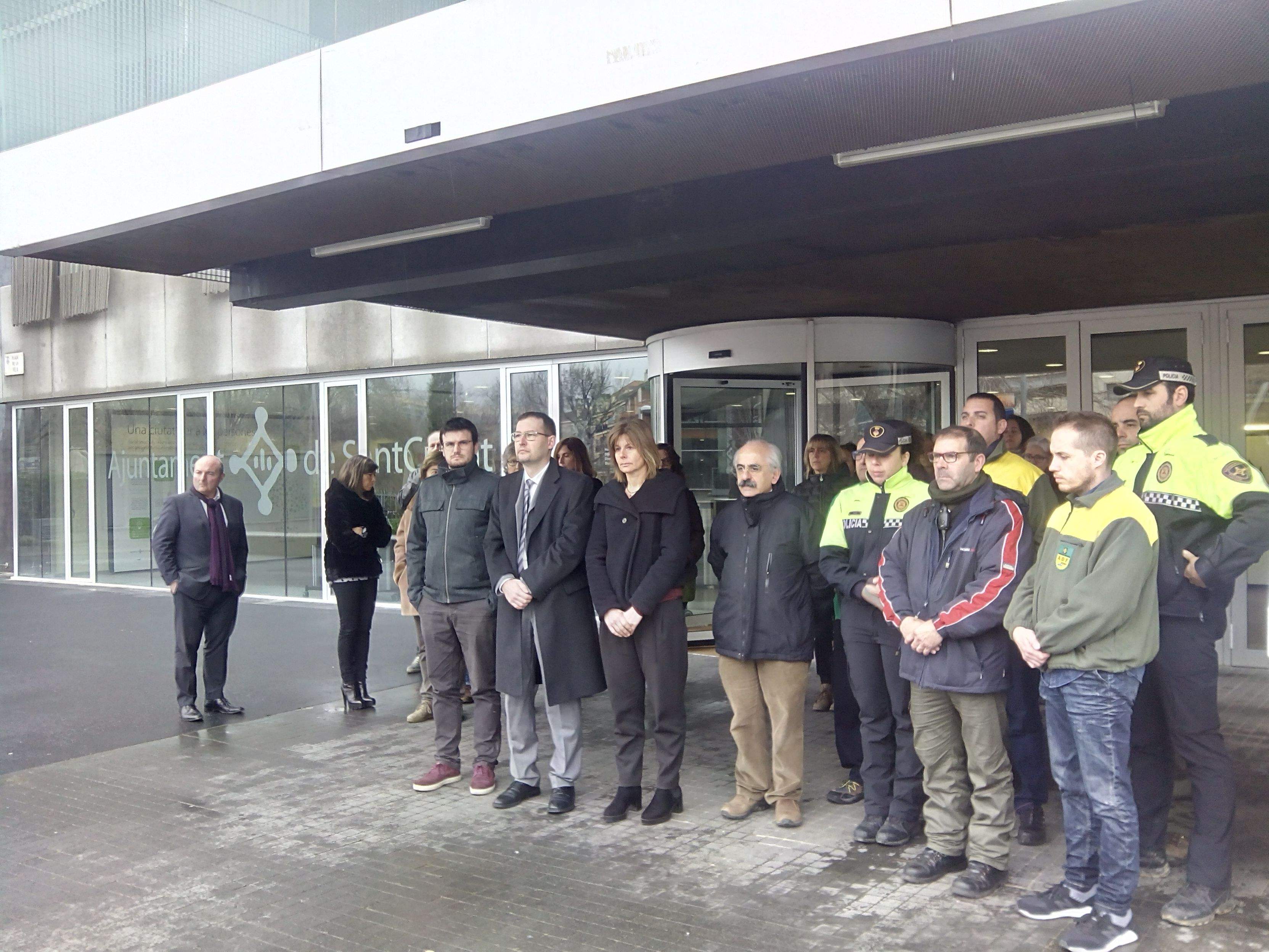 Minut de silenci a l'ajuntament de Sant Cugat per la mort de dos agents rurals
