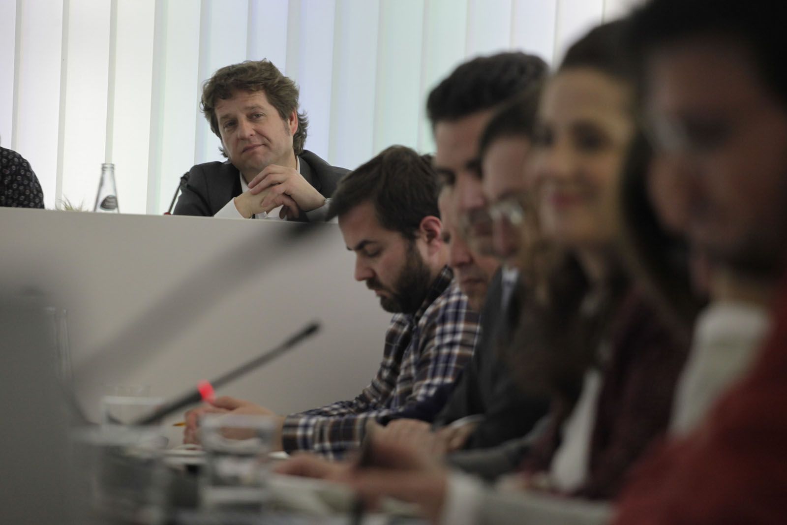 Pere Soler, escoltant els regidors de l'oposició, durant un ple municipal anterior FOTO: Artur Ribera