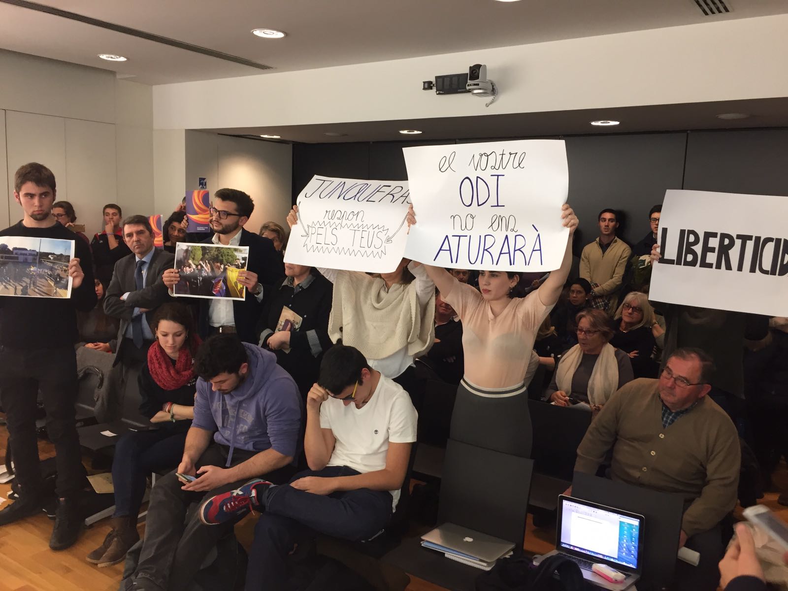 Membres de SCC en un ple municipal de Sant Cugat FOTO: Josep Maria Vallès 