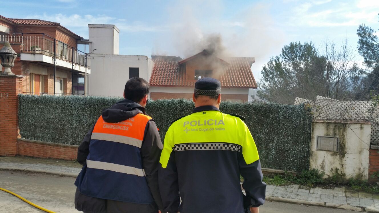 Protecció Civil i Policia Local durant l'incendi a l'habitatge FOTO: Premsa Sant Cugat