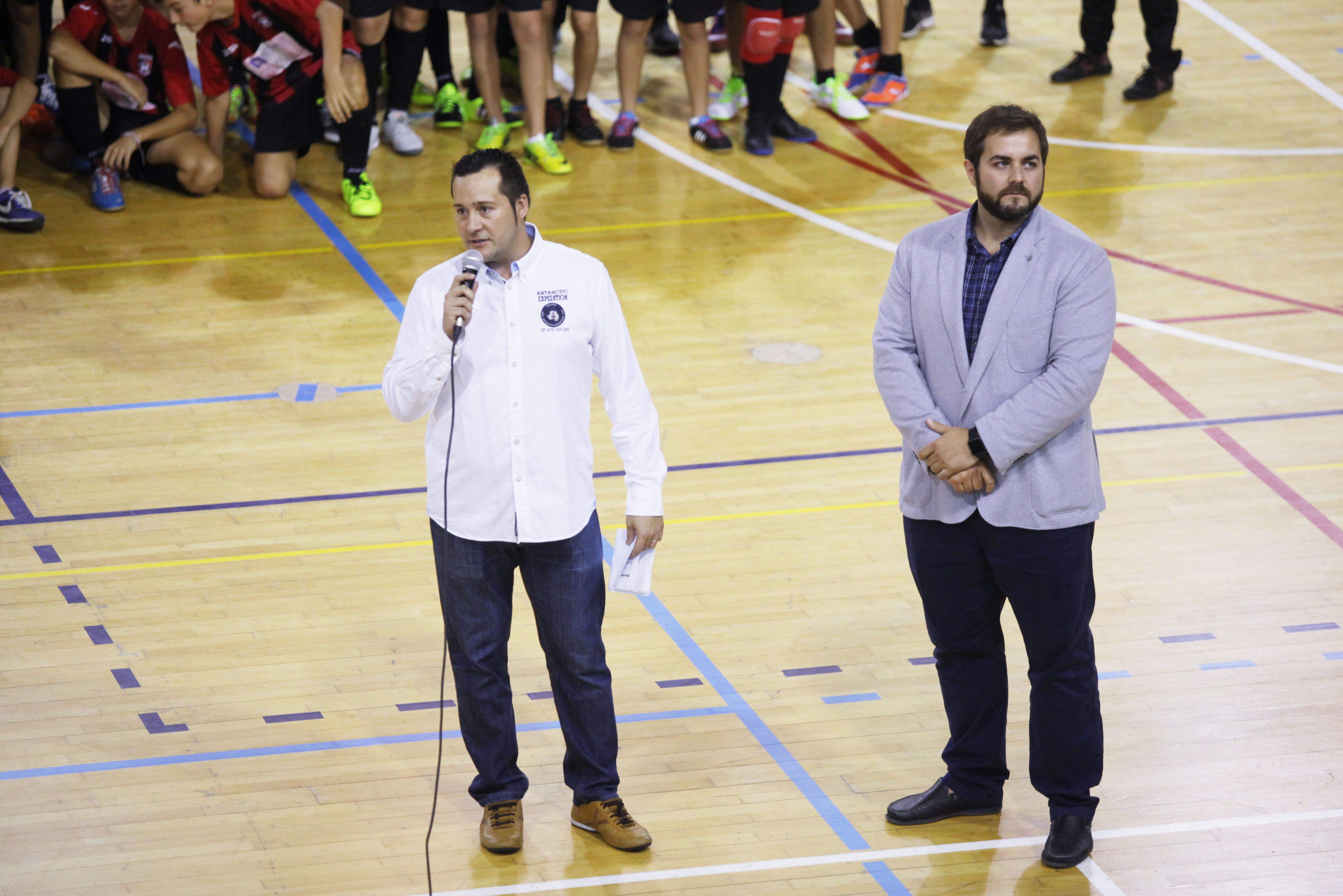Jordi Palau i Eloi Rovira, regidor d'Esports de l'Ajuntament de Sant Cugat, en la presentació dels equips del Futbol Sala Sant Cugat, l'octubre del 2015. FOTO: Lali Puig
