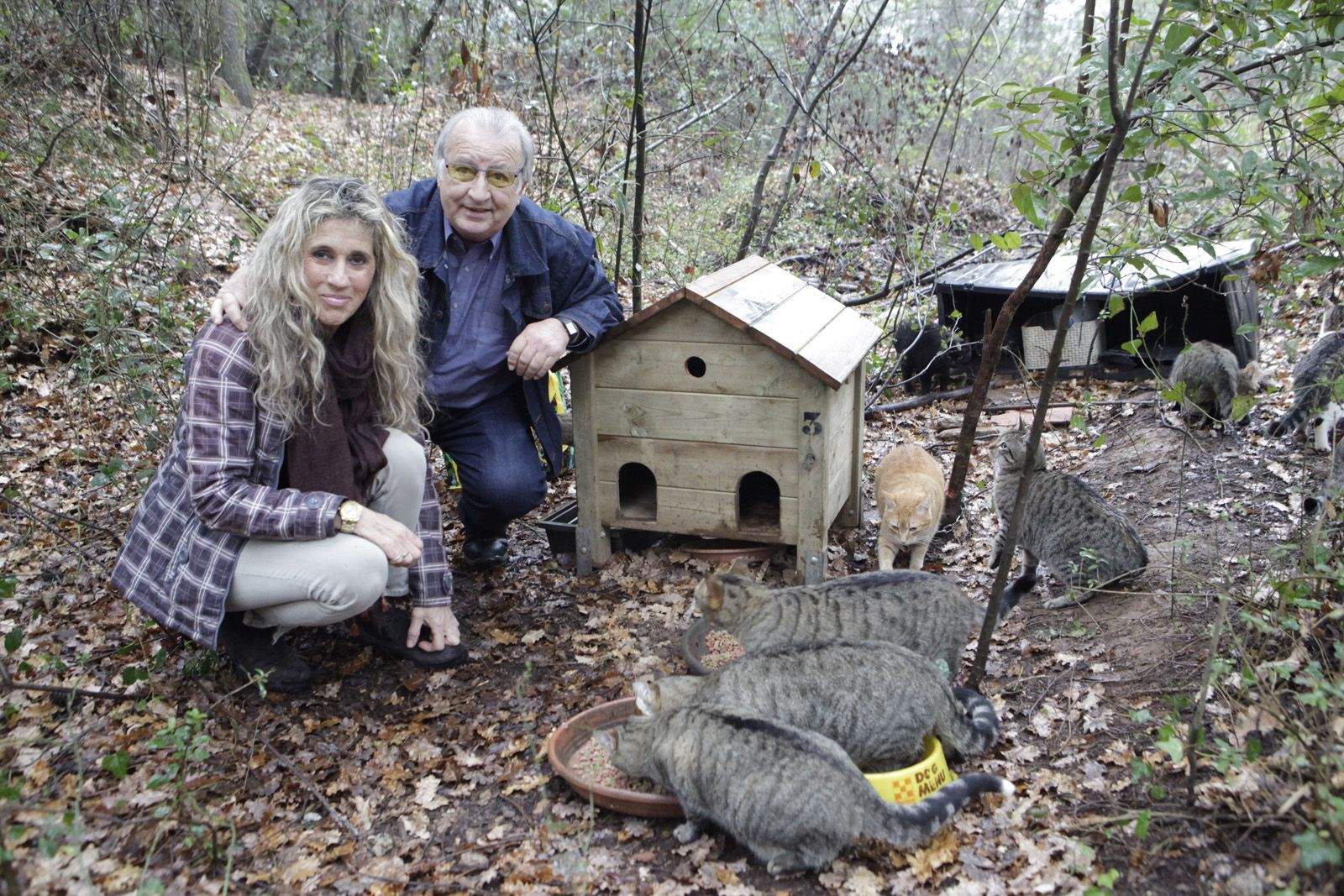 Yvonne Dachs i Lluís Vidal, dos protectors de gats a Sant Cugat en una colònia que cuiden FOTO: Artur Ribera