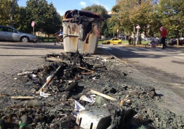Imatge d'un contenidor cremat durant el 2015 FOTO: Lali Puig 
