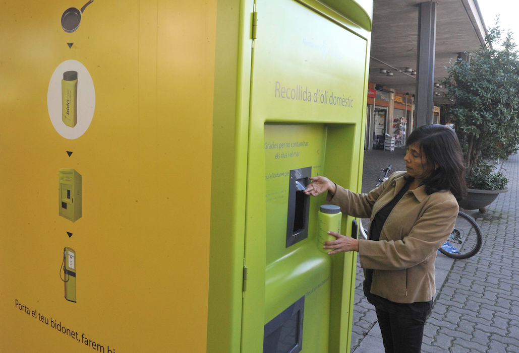 Cristina Paraira, tinent d'alcalde d’Entorn Urbà, Mobilitat i Seguretat Ciutadana ensenyant com funciona el servei FOTO: Localpres 