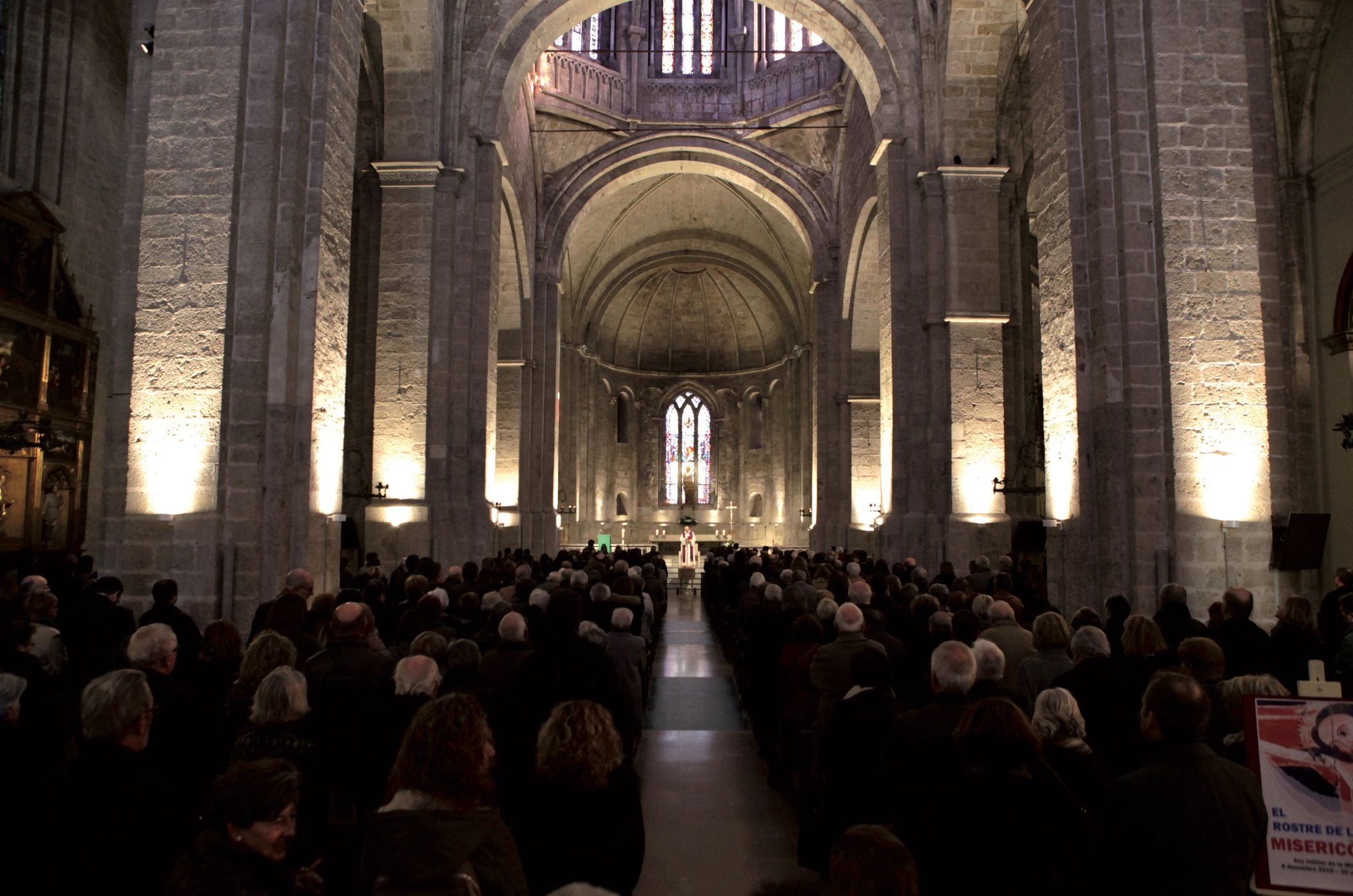 Un dels funerals a dins l’església del Monestir FOTO: Artur Ribera