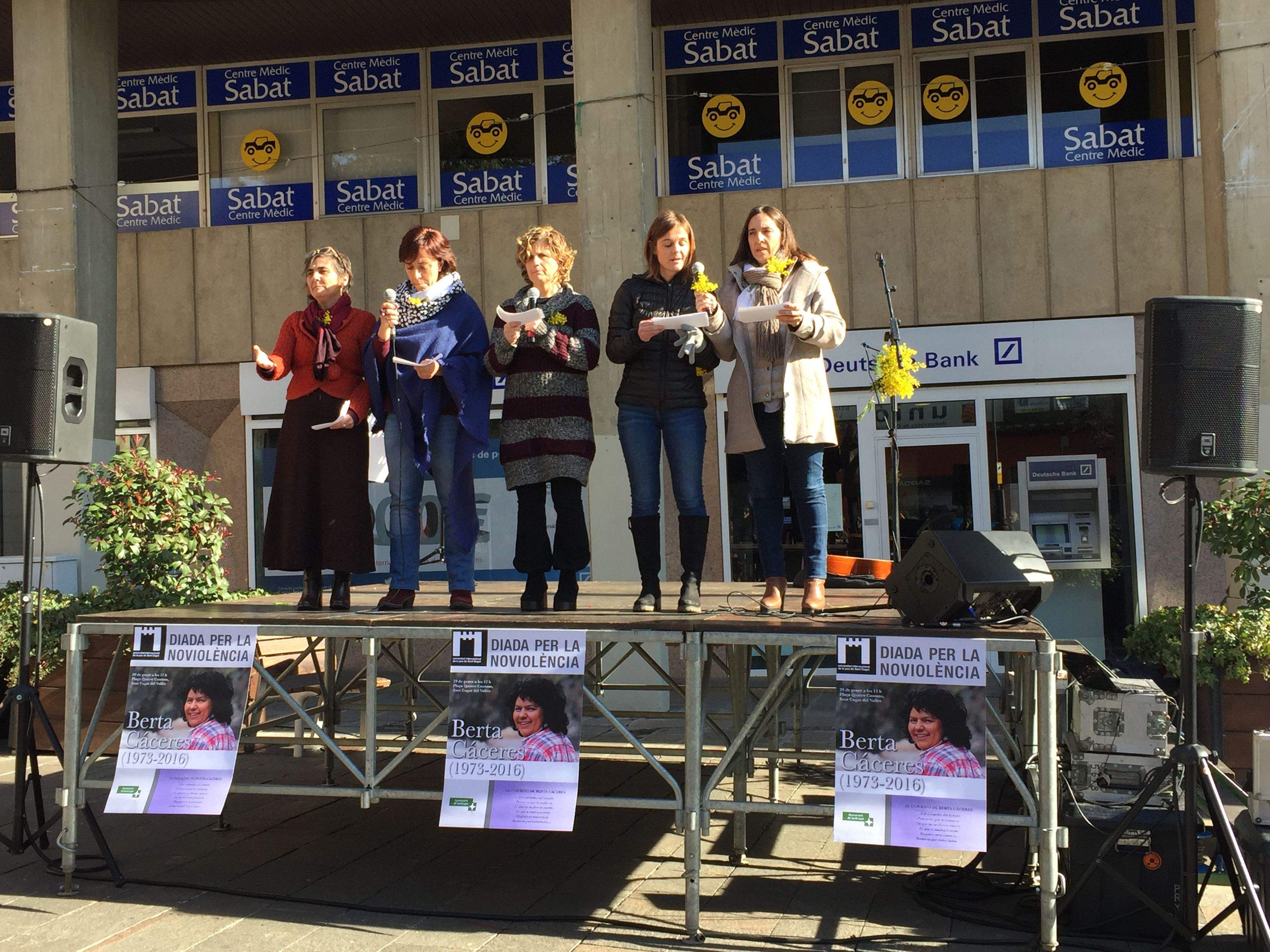 La Diada de la No-Violència s'ha celebrat a la plaça dels Quatre Cantons FOTO: Mireia Puente 