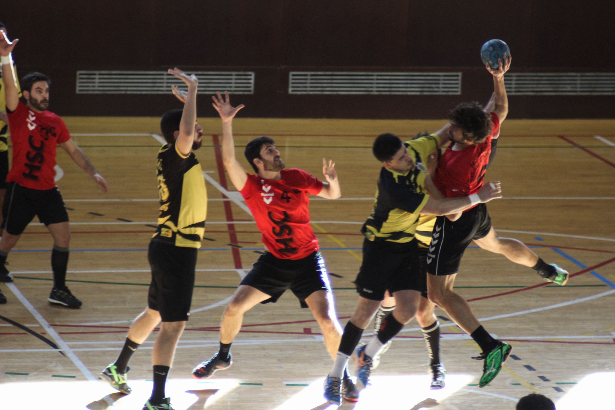 El Club Handbol Sant Cugat ha perdut (24-32) amb el Club Joventut Handbol Mataró. FOTO: Ale Gómez