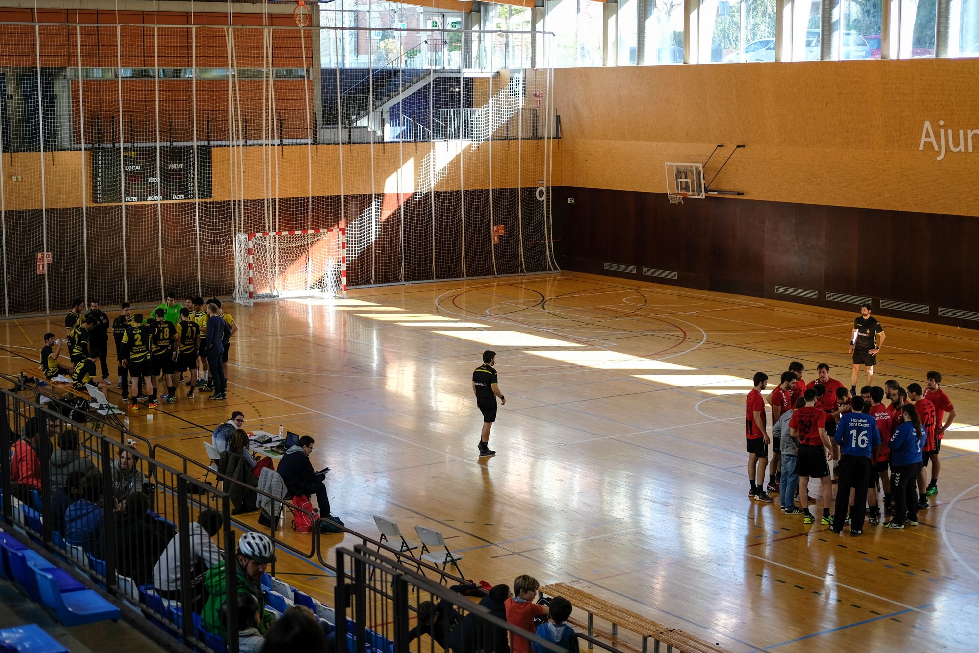 Handbol. Partit de lliga. CH Sant Cugat-Joventut Handbol Mataró. FOTO: Ale Gómez