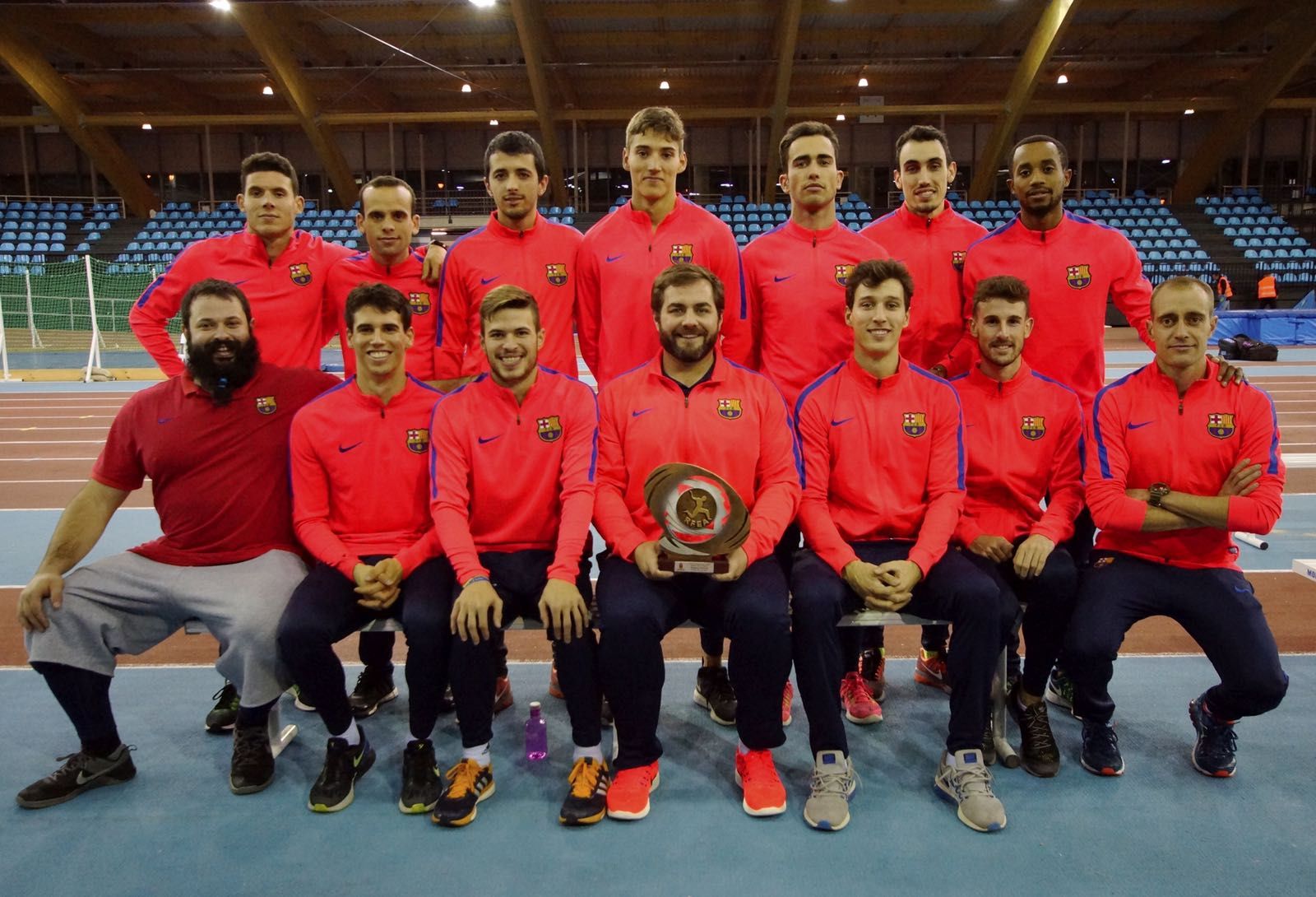 Eloi Rovira, amb el trofeu, i a la seva esquerre, Didac Salas. FOTO: JJ Vico