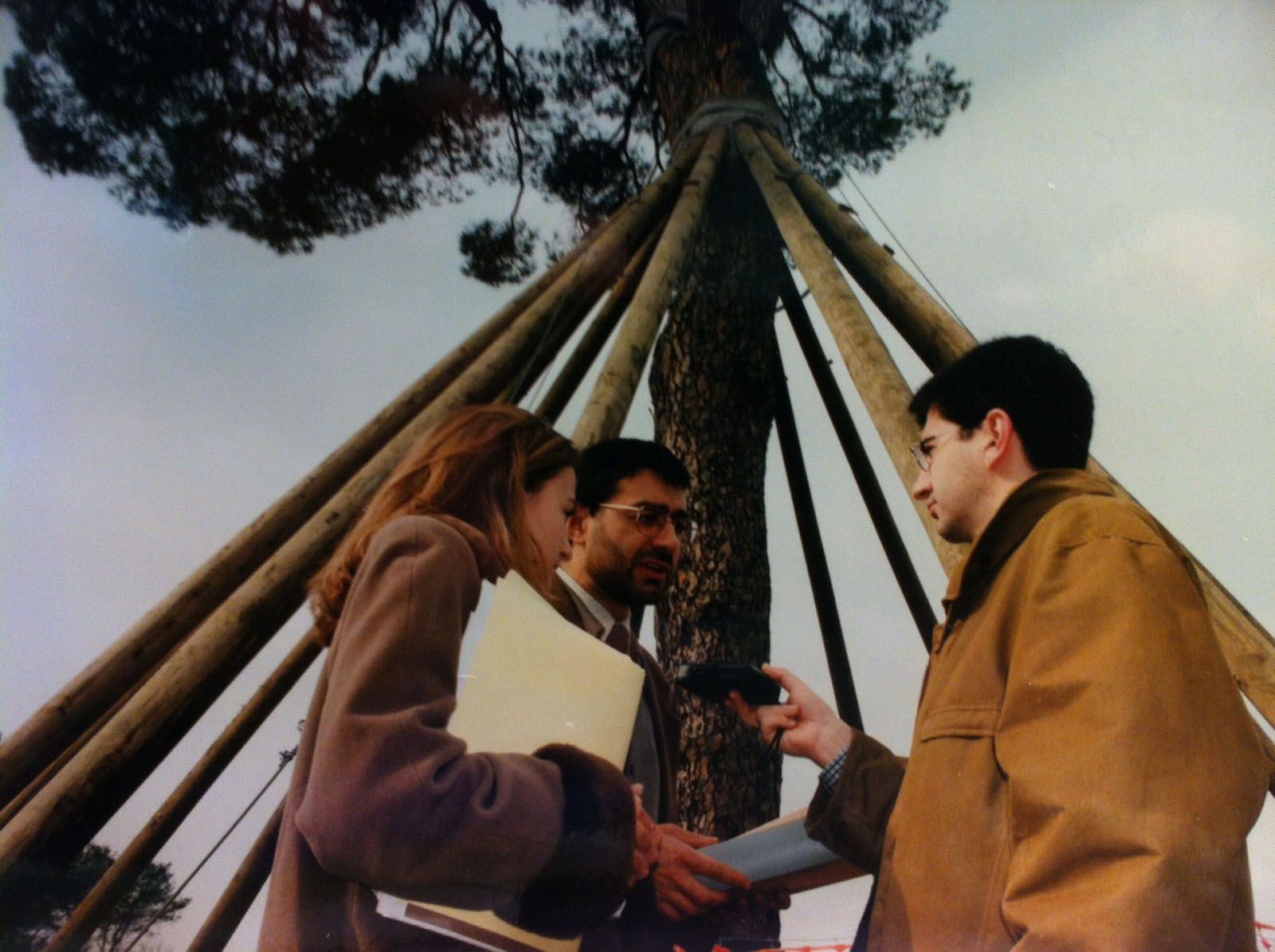 El TOT entrevistant el tècnic de l'Ajuntament, Jordi Torrijos FOTO: Xavier Larrosa
