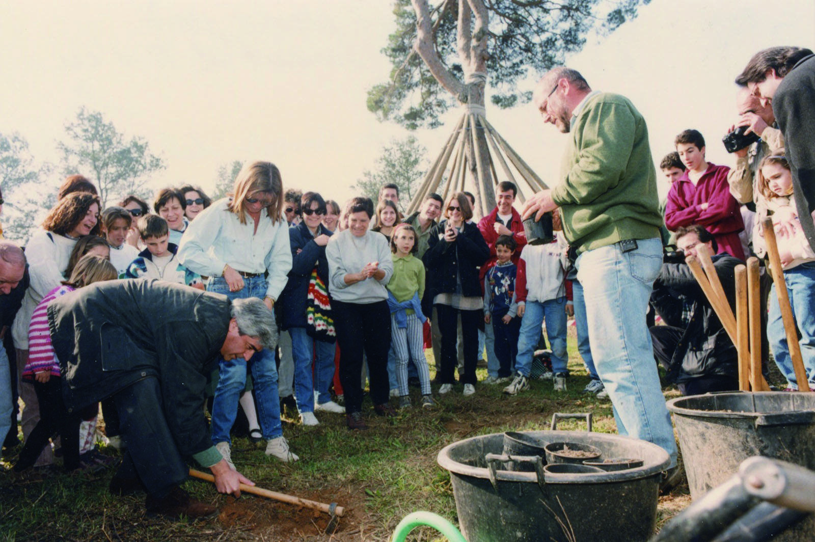 Plantada de llavors durant la diada de Sant Medir l'any 1997 FOTO: Xavier Larrosa