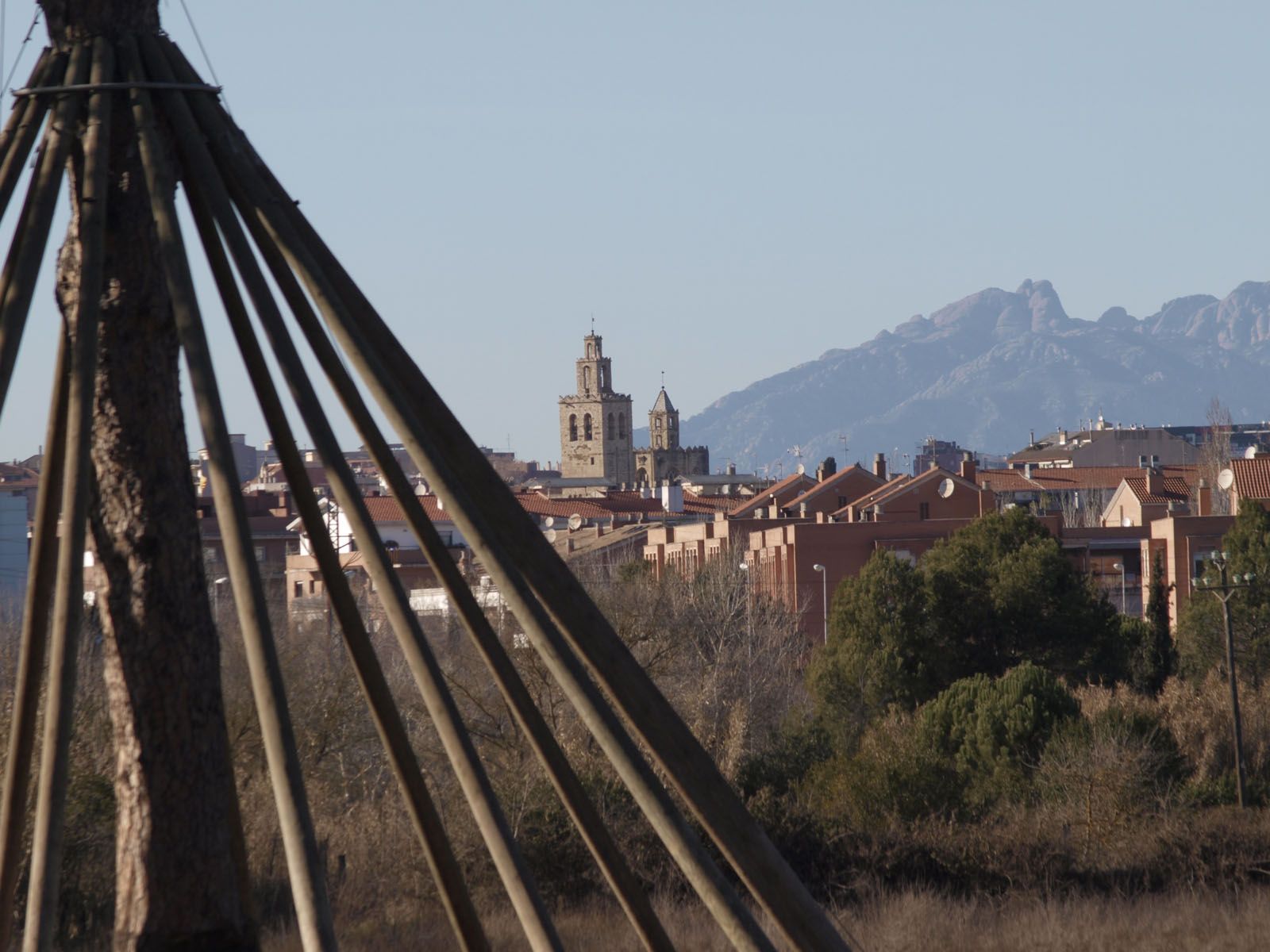 Imatge típica amb el Monestir i Montserrat al fons FOTO: Artur Ribera