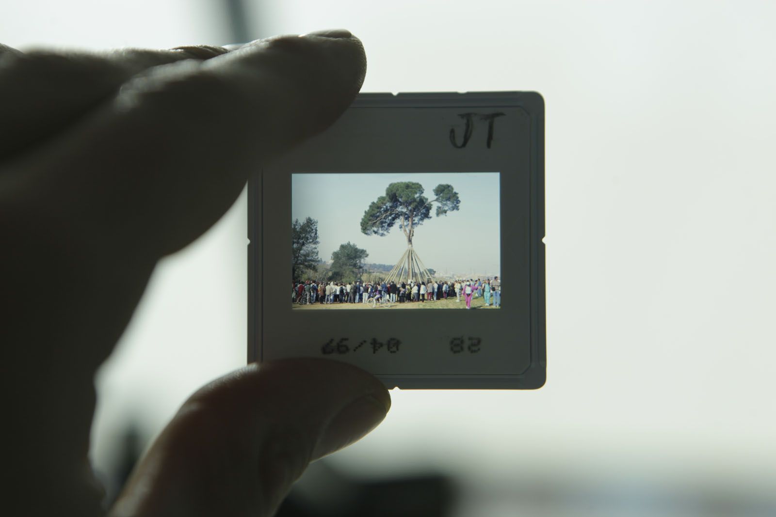 Recuperació de material gràfic per a aquest reportatge FOTO: Artur Ribera