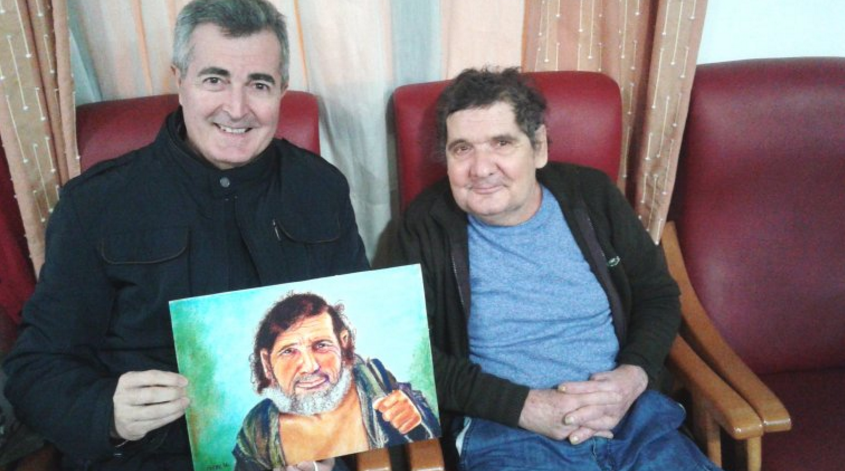 El pintor Gregorio Gómez durant la seva visita al rubinenc José Sánchez FOTO: Gregorio Gómez