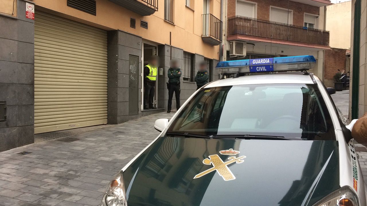 La Guàrdia Civil, durant el registre a l'habitatge del carrer de l'Hospital FOTO: Mireia Puente