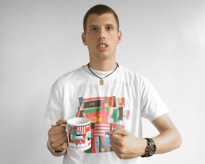 Un dels dissenyadors amb una samarreta i una tassa amb la bandera dels refugiats dissenyada per La Casa de Carlota FOTO: La Casa de Carlota