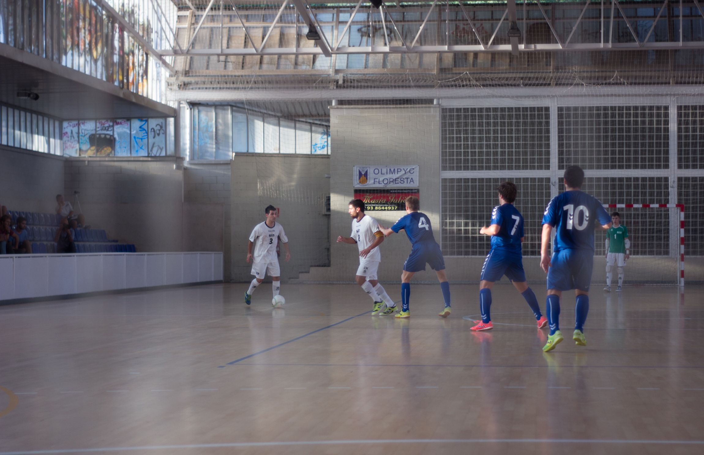 ERC-MES demana al govern que faci millores al pavelló municipal de la Floresta. FOTO: Ale Gómez