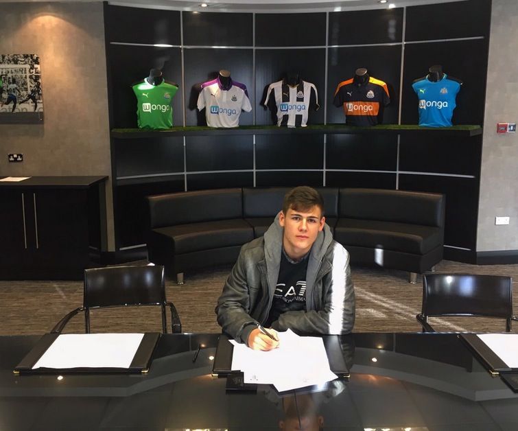 Víctor Fernández Satué signant el seu contracte amb el Newcastle. FONT: La Media Inglesa