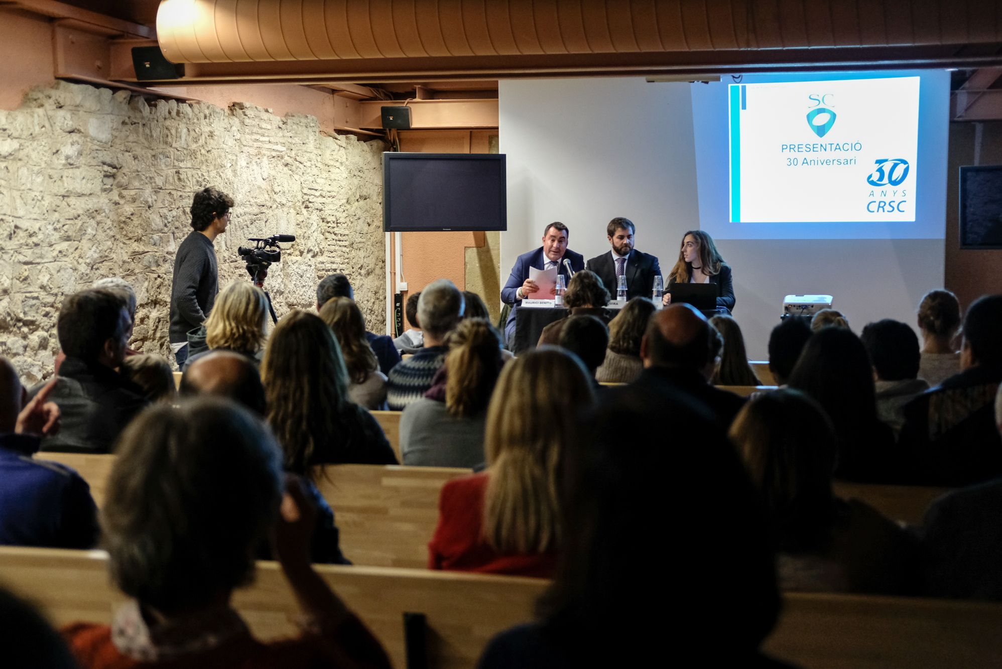La presentació del programa d'actes del 30è aniversari del CR Sant Cugat s'ha fet al claustre del Monestir. FOTO: Ale Gómez
