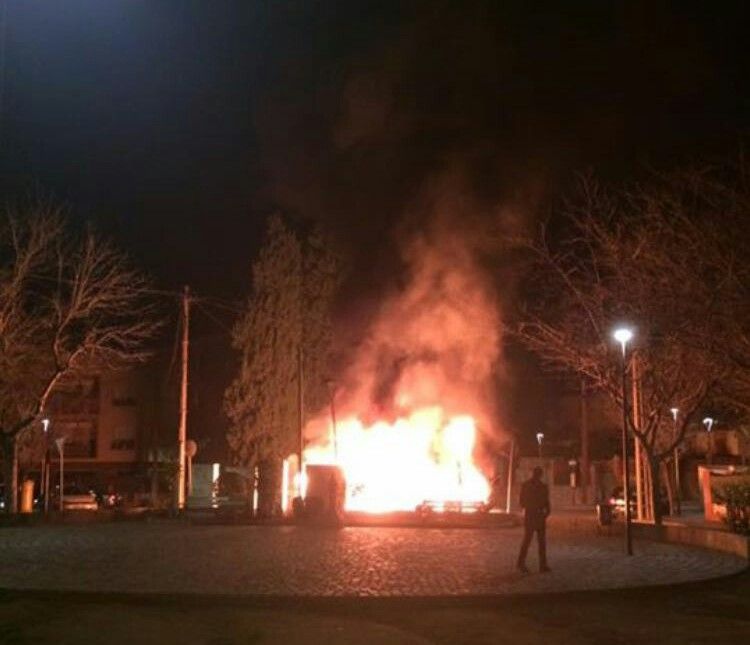 Imatge dels contenidors cremats a la plaça de Sant Francesc FOTO: Marc Podolski/Facebook