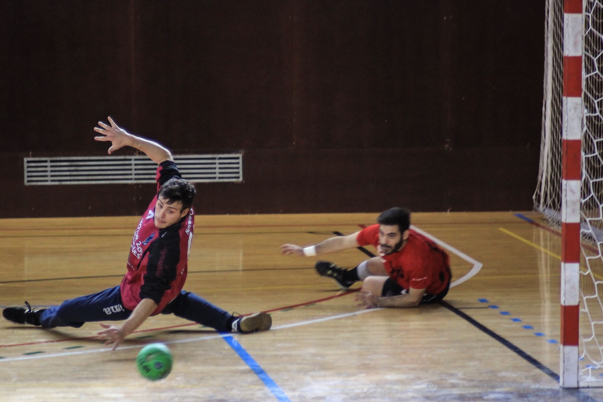 Uri Cortés, que ha aconseguit de penal l'empat a 26, en una jugada del partit amb l'H. Esplugues. FOTO: Ale Gómez