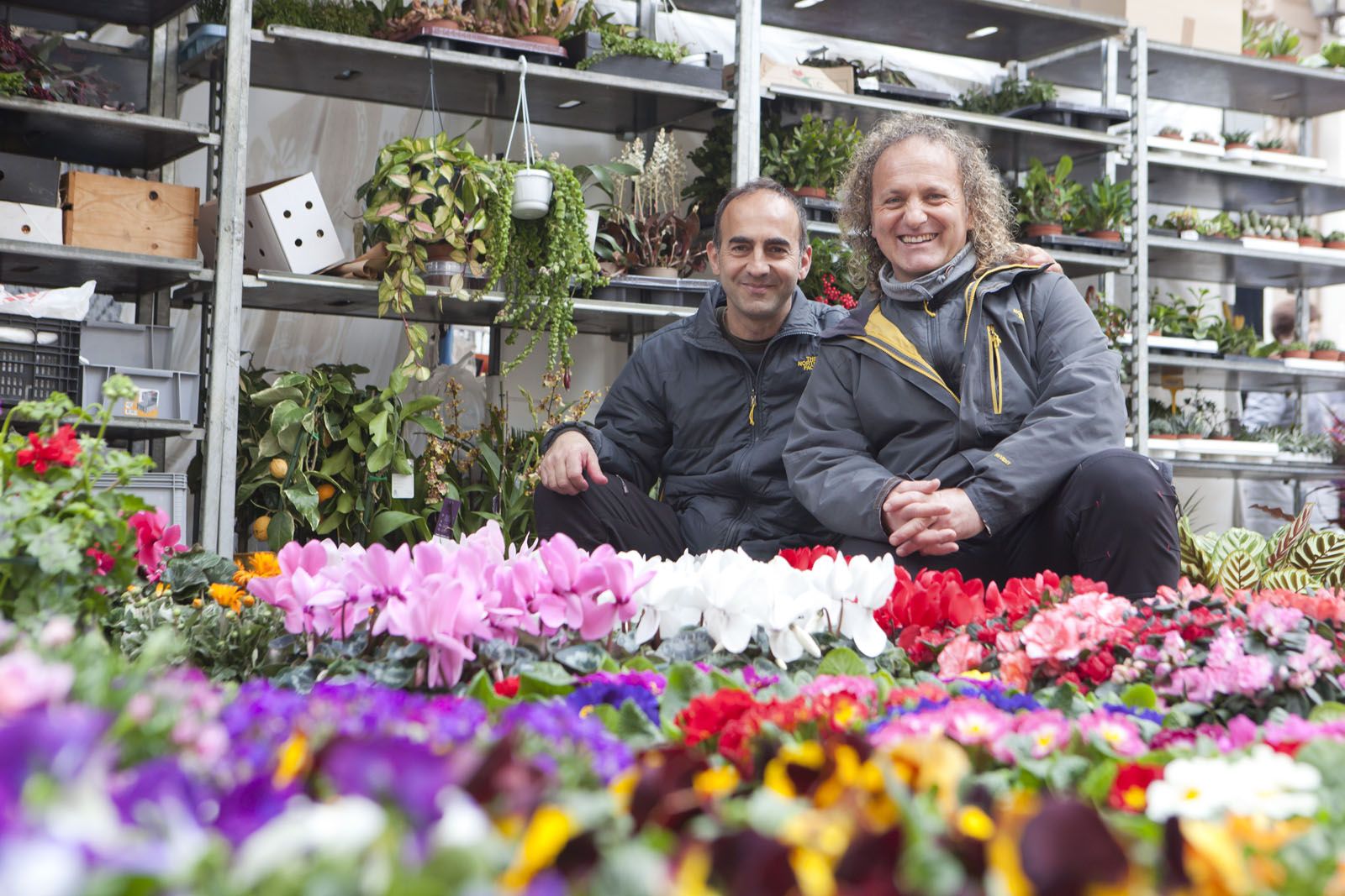 Carlos i Jorge Liñán a la seva parada del mercat dels dijous FOTO: Artur Ribera 