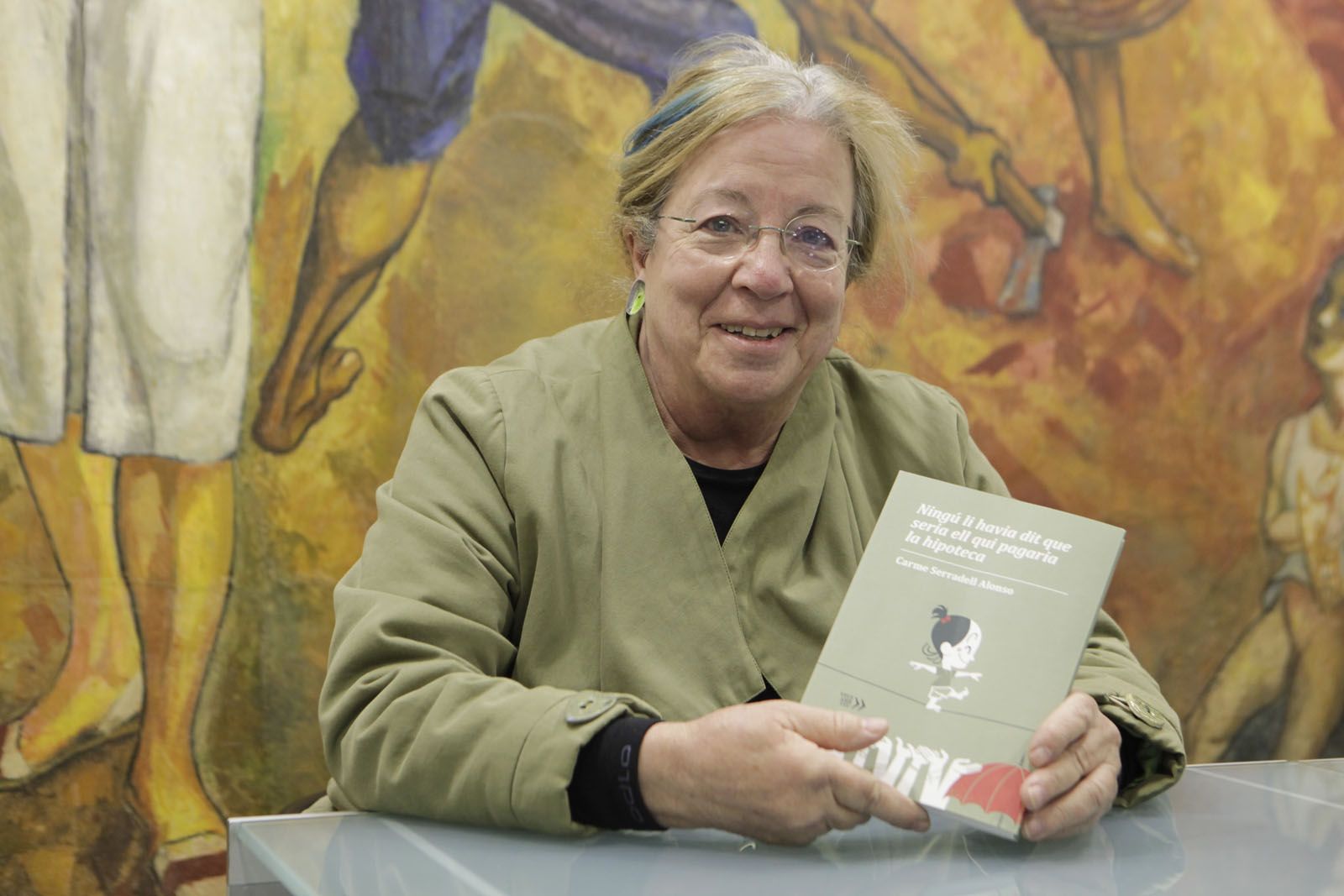 Carme Serradell amb el llibre 'Ningú li havia dit que seria ell qui pagaria la hipoteca'  FOTO: Artur Ribera