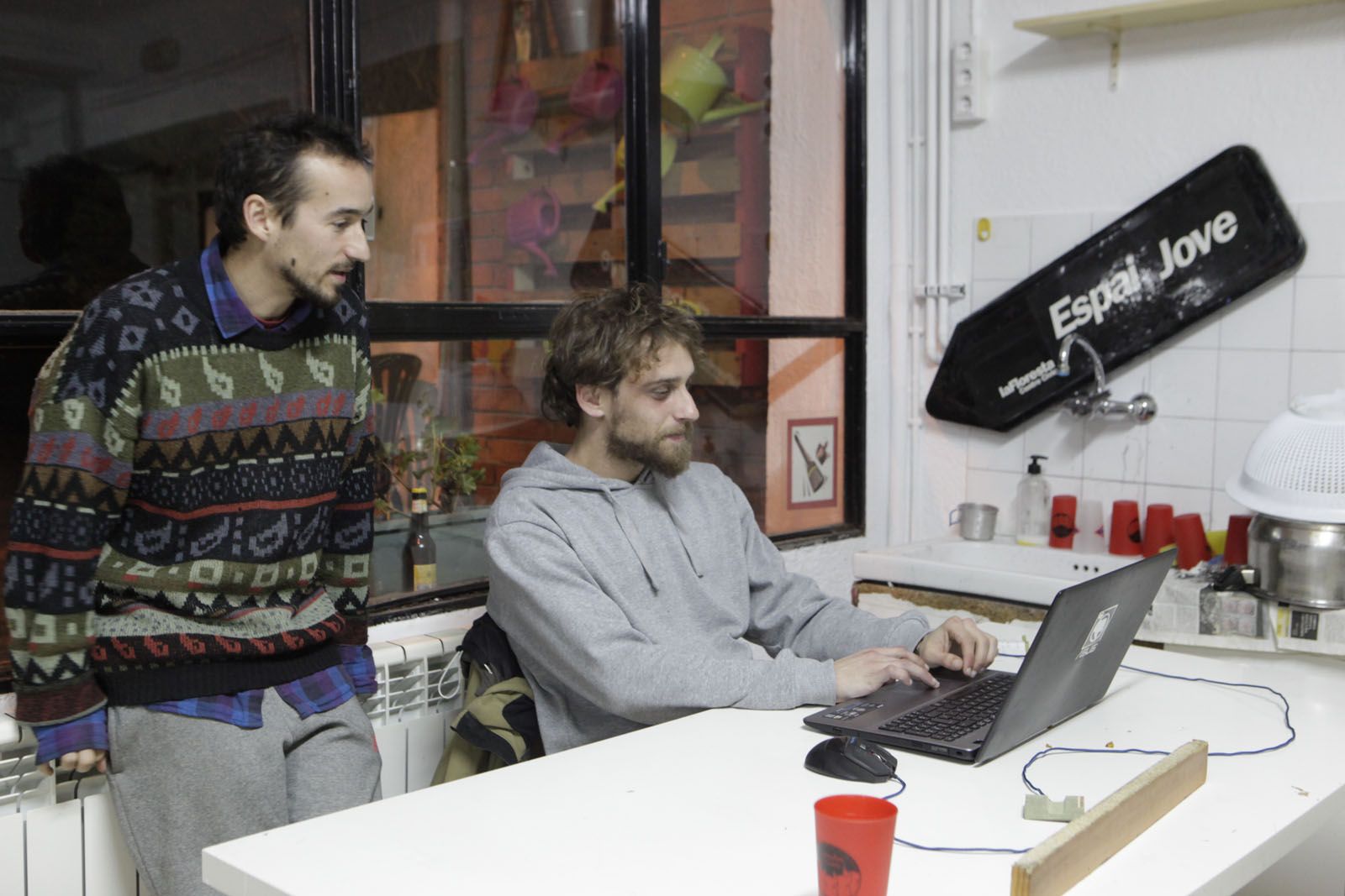 Manel Berenguer i Nahuel Quimasó, dos dels impulsors del Casal de Joves de la Floresta FOTO: Artur Mas