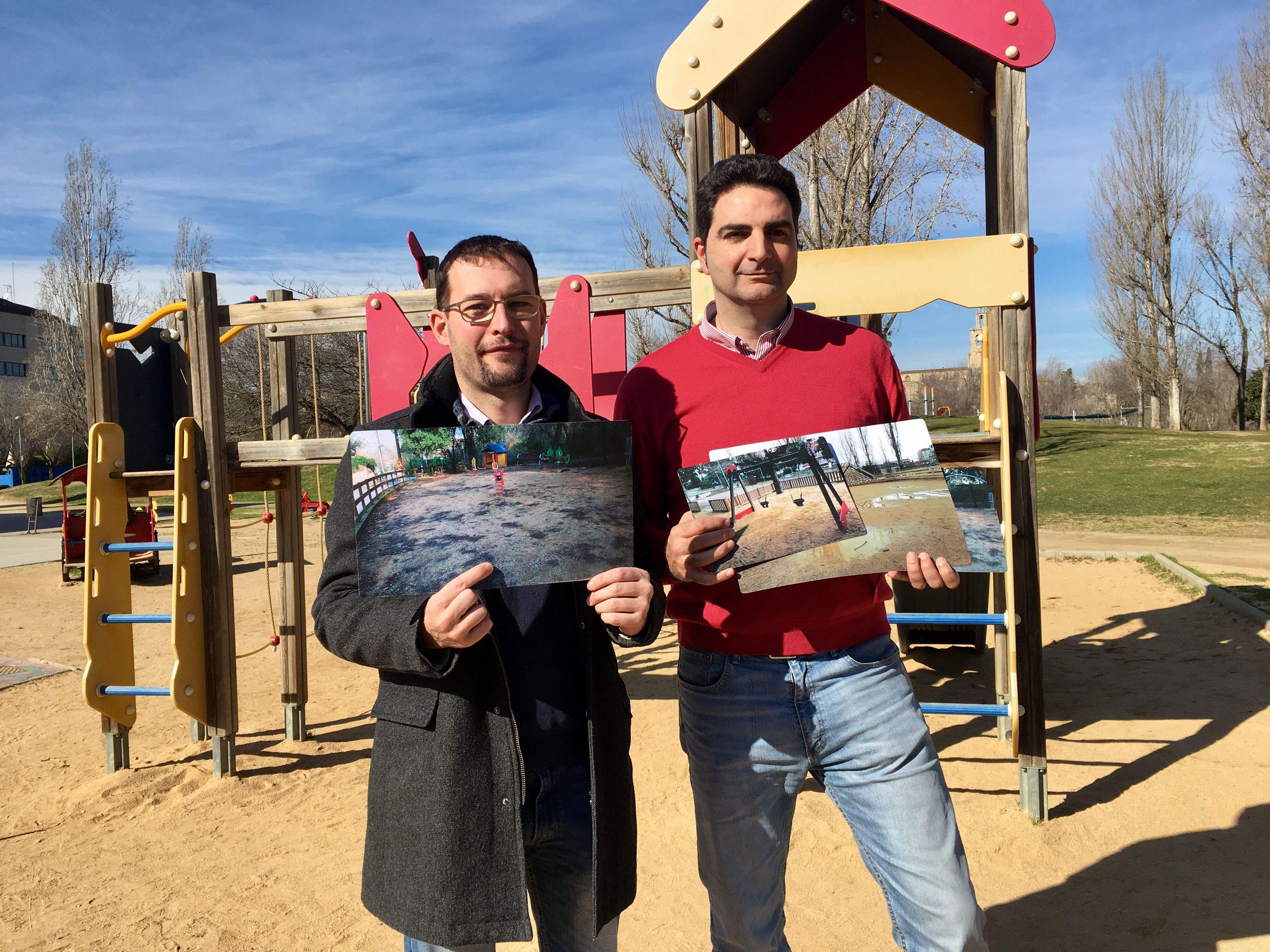 Sergio Blázquez i Aldo Ciprian al parc de Ramon Barnils amb fotografies dels parcs afectats FOTO: Lala Aguilera