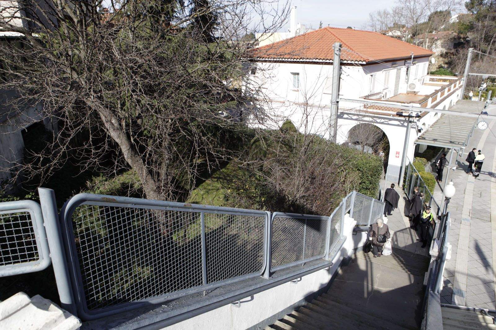 Aquestes escales són l'única connexió entre la plaça Josep Playà i l'andana cap a Barcelona FOTO: Artur Ribera
