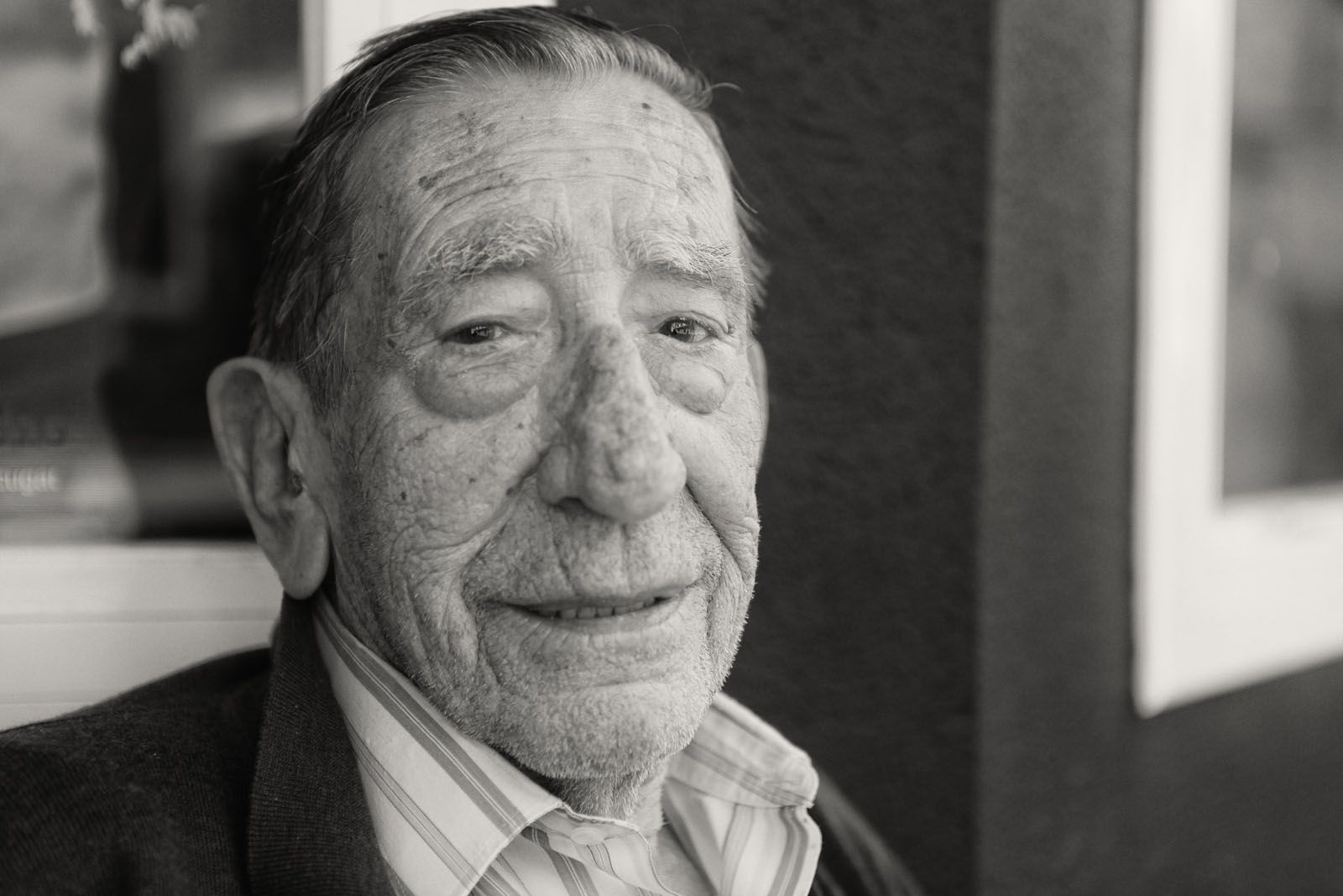 Fàbregas en una foto davant de Cugat.cat FOTO: Artur Ribera 