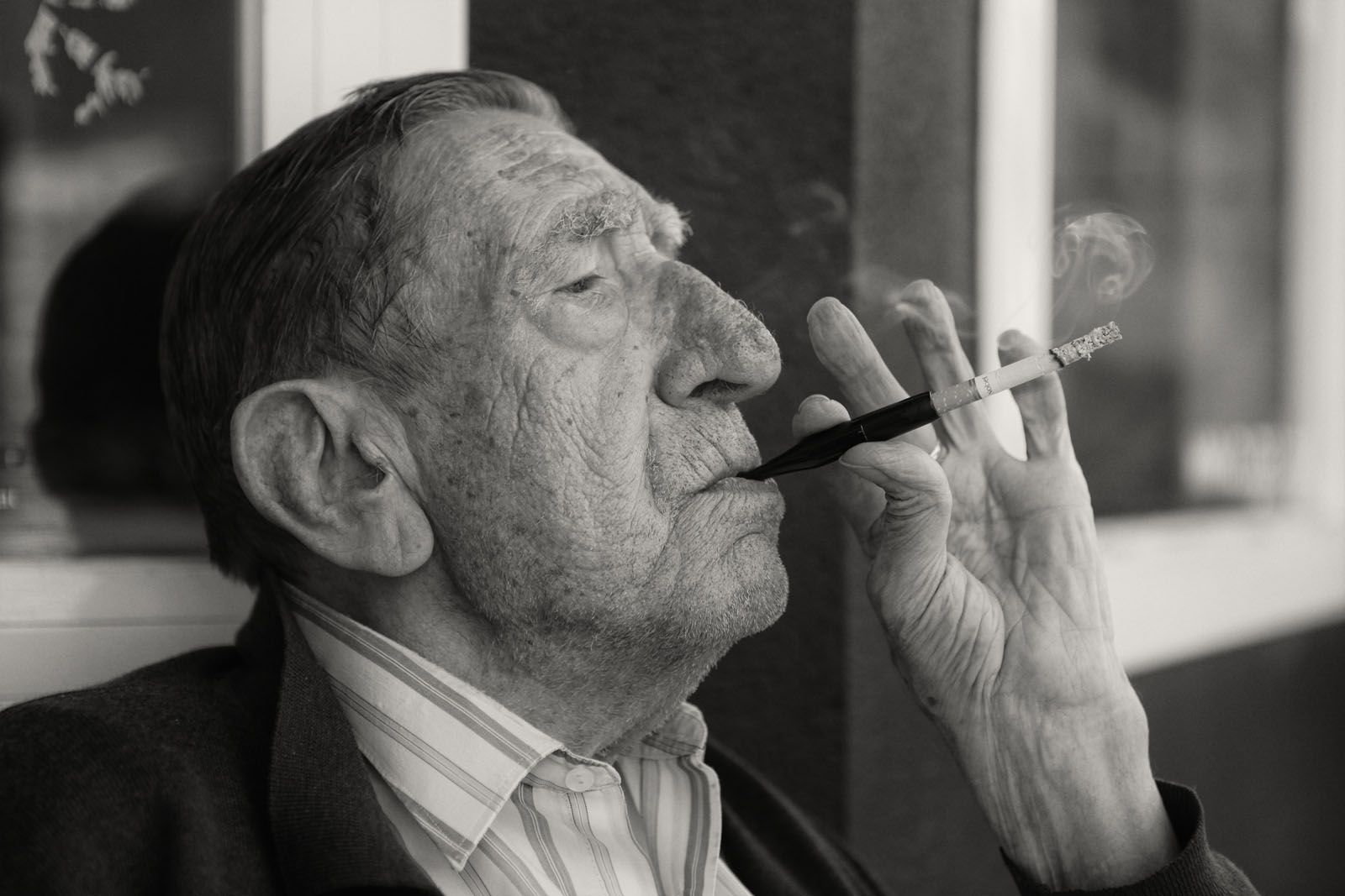 Fàbregas fumant davant de la seu de Cugat.cat FOTO: Artur Ribera