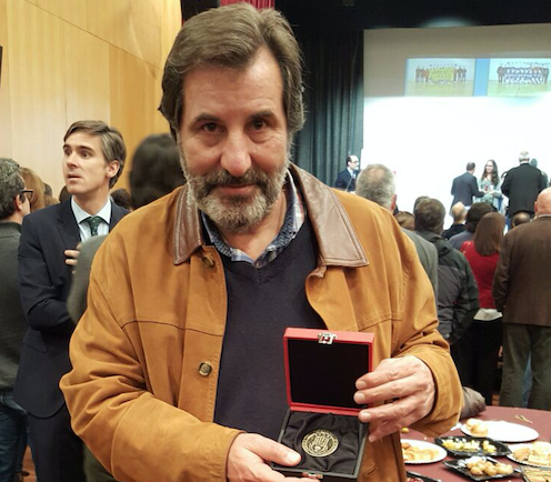  Joan Sancho ha rebut la Medalla de Reconeixement de la Federació Catalana d'Handbol per la seva trajectòria esportiva. FOTO: Club Handbol Sant Cugat