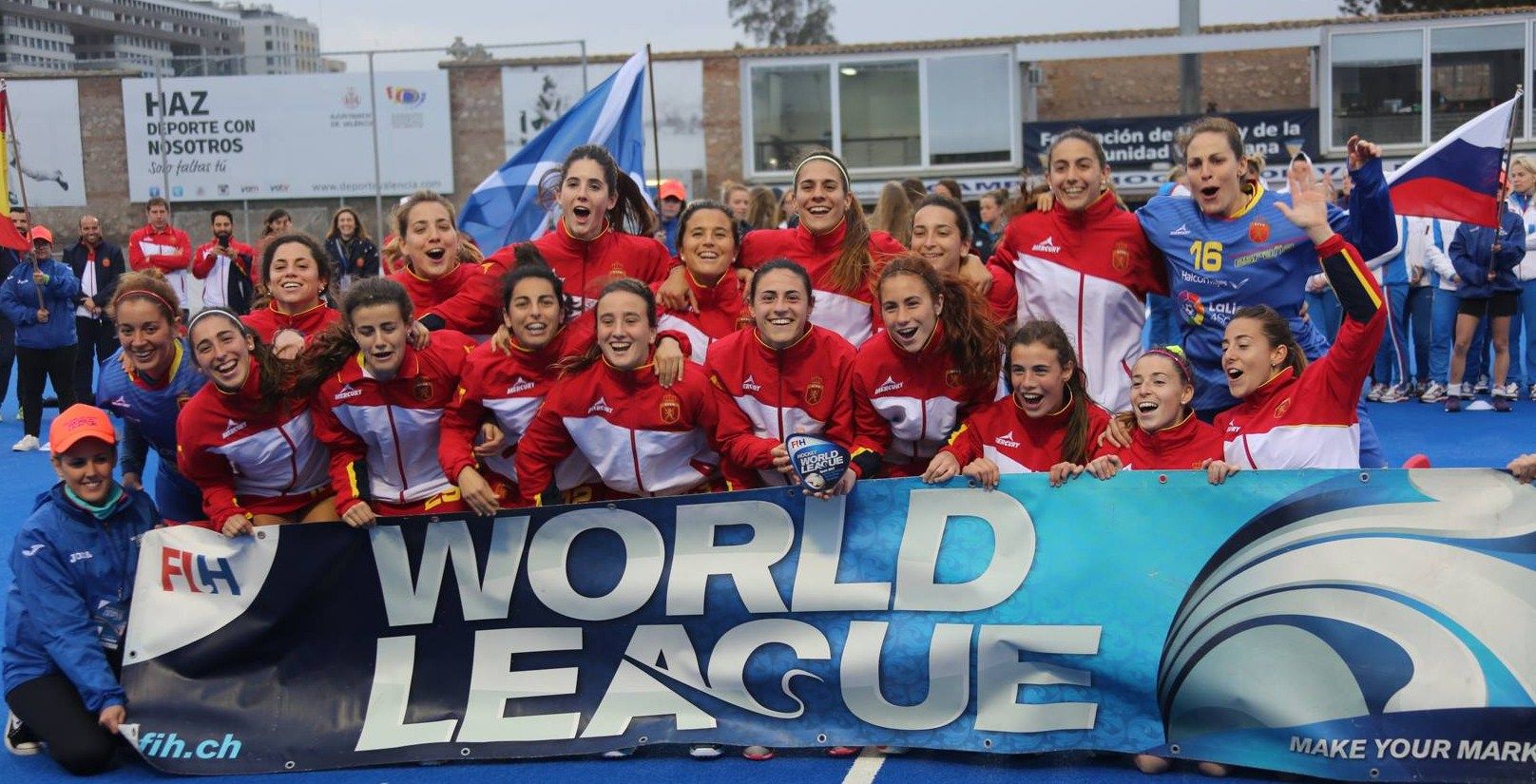 La selecció espanyola absoluta, de celebració. FOTO: Oscar Matheu